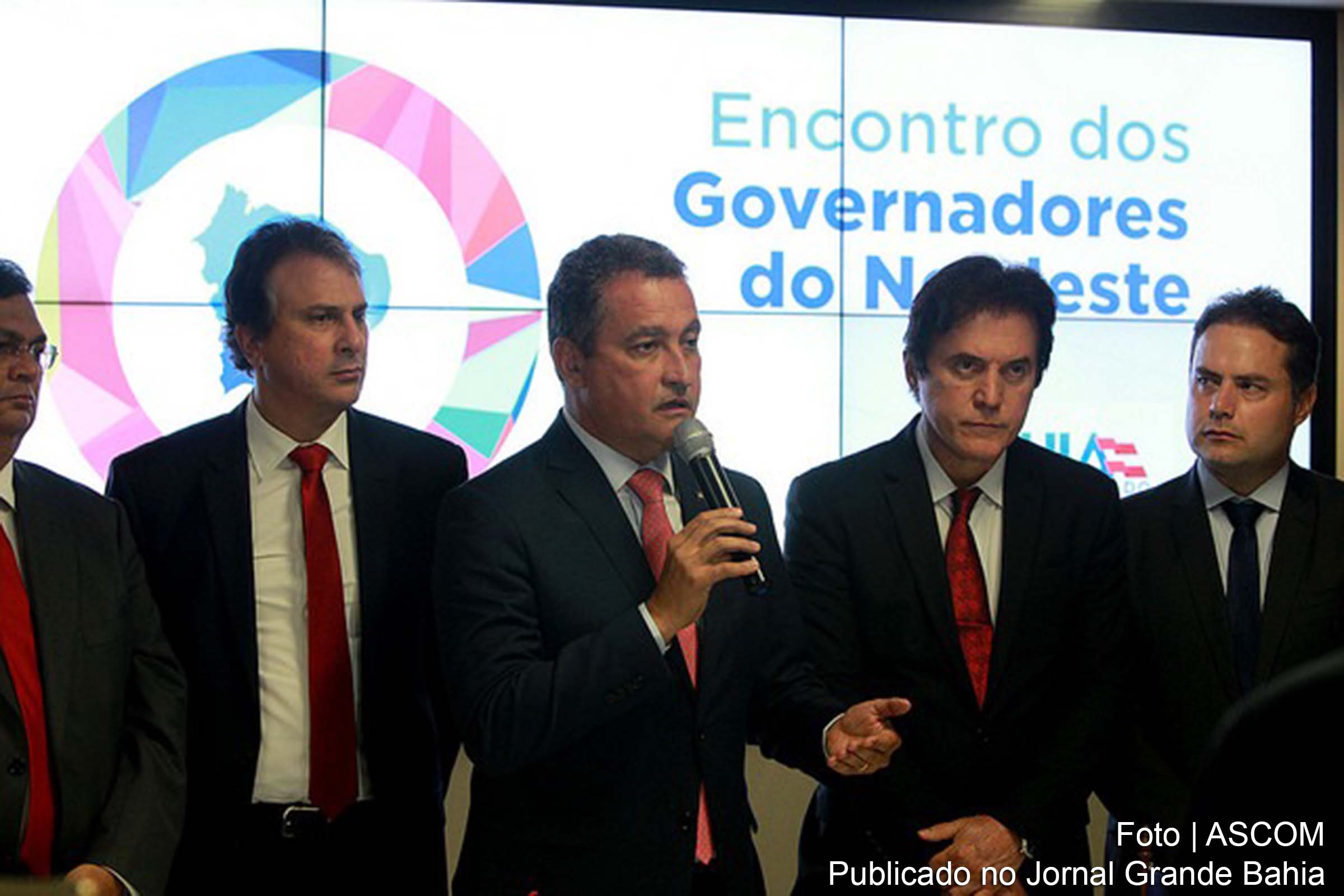Rui Costa participa de encontro com governadores.