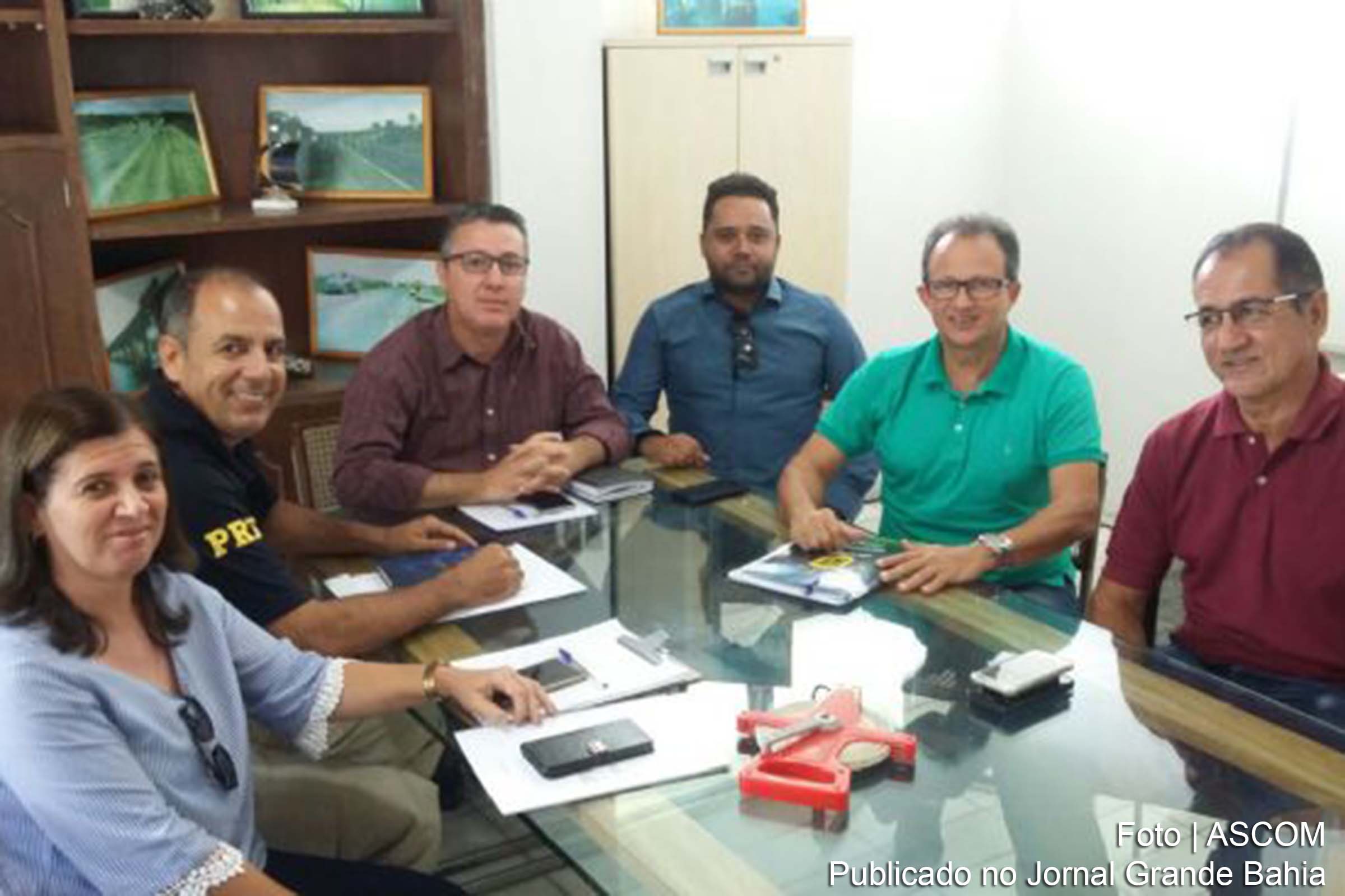 Secretário Maurício Carvalho reunido com representantes do DNIT e da Polícia Rodoviária Federal para discutir alternativas para melhorar o tráfego de veículos na Avenida Eduardo Fróes da Mota.