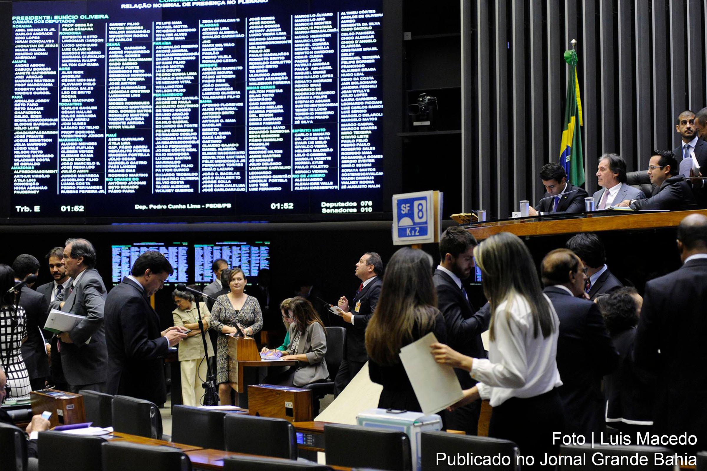 Sessão do Congresso Nacional presidida pelo senador Eunício Oliveira.