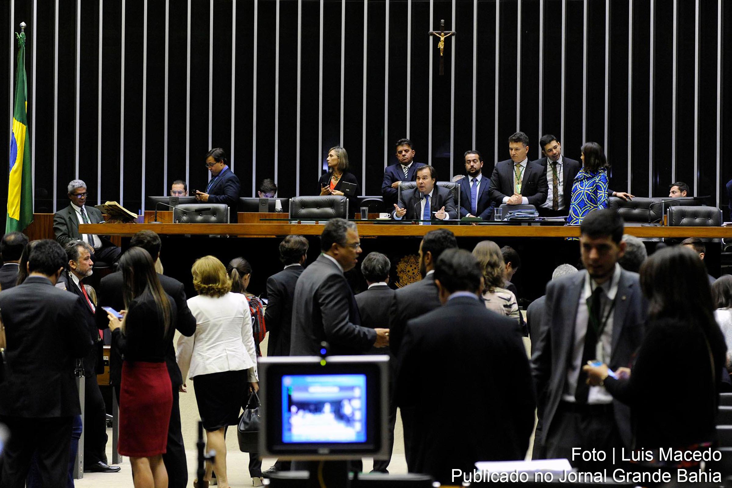 Sessão plenária da Câmara dos Deputados, presidida por Rodrigo Maia.