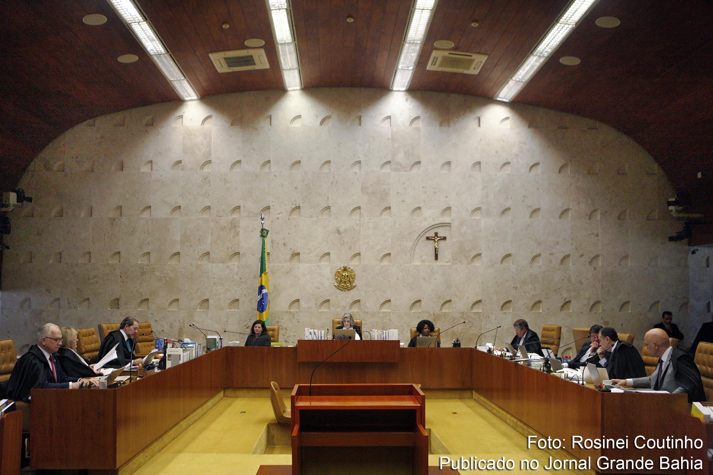 Ministro Ricardo Lewandowski vota pela restrição ao foro; sessão é suspensa e julgamento será retomado com voto de Gilmar Mendes