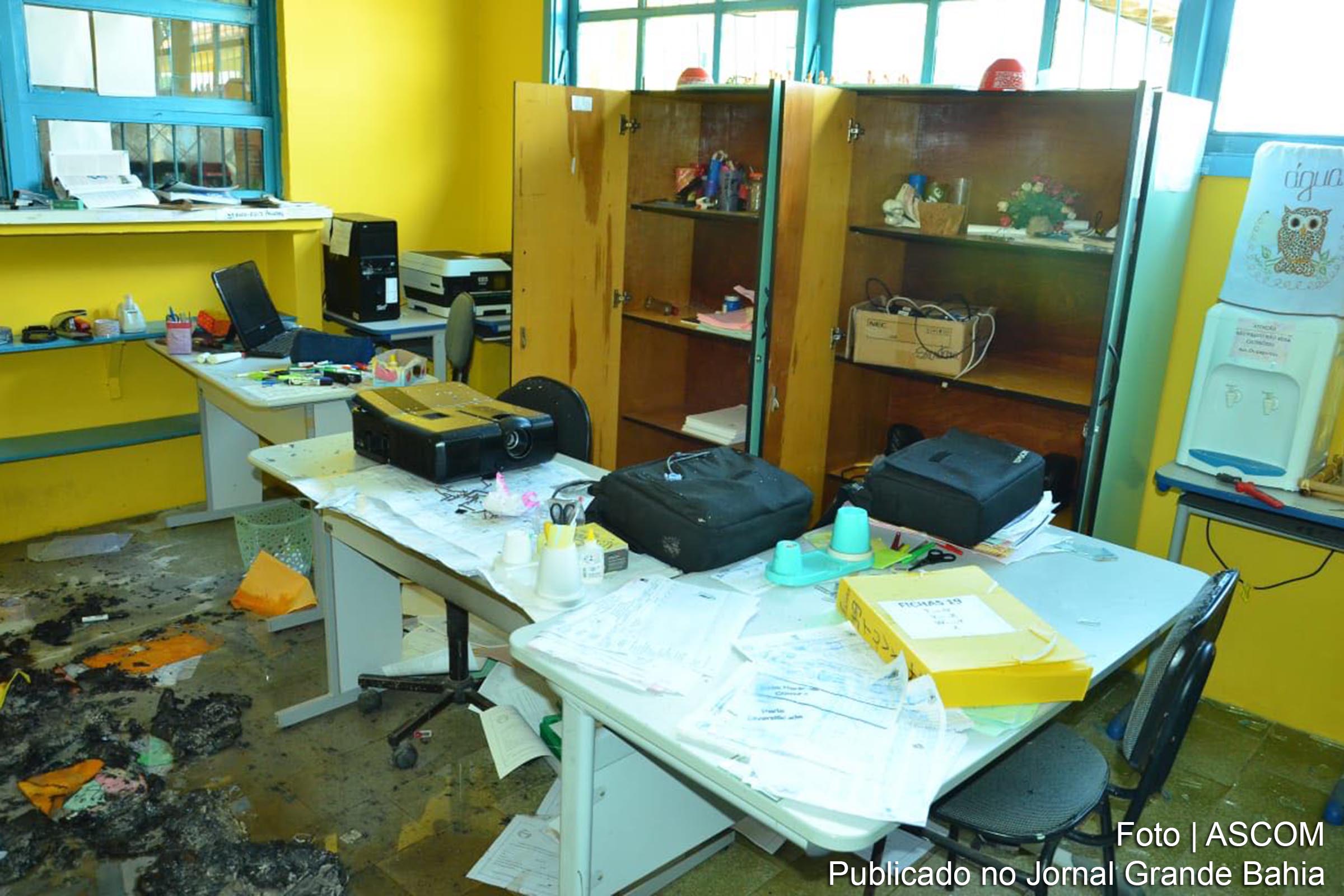 Vândalos destroem escola municipal de São Gonçalo dos Campos.