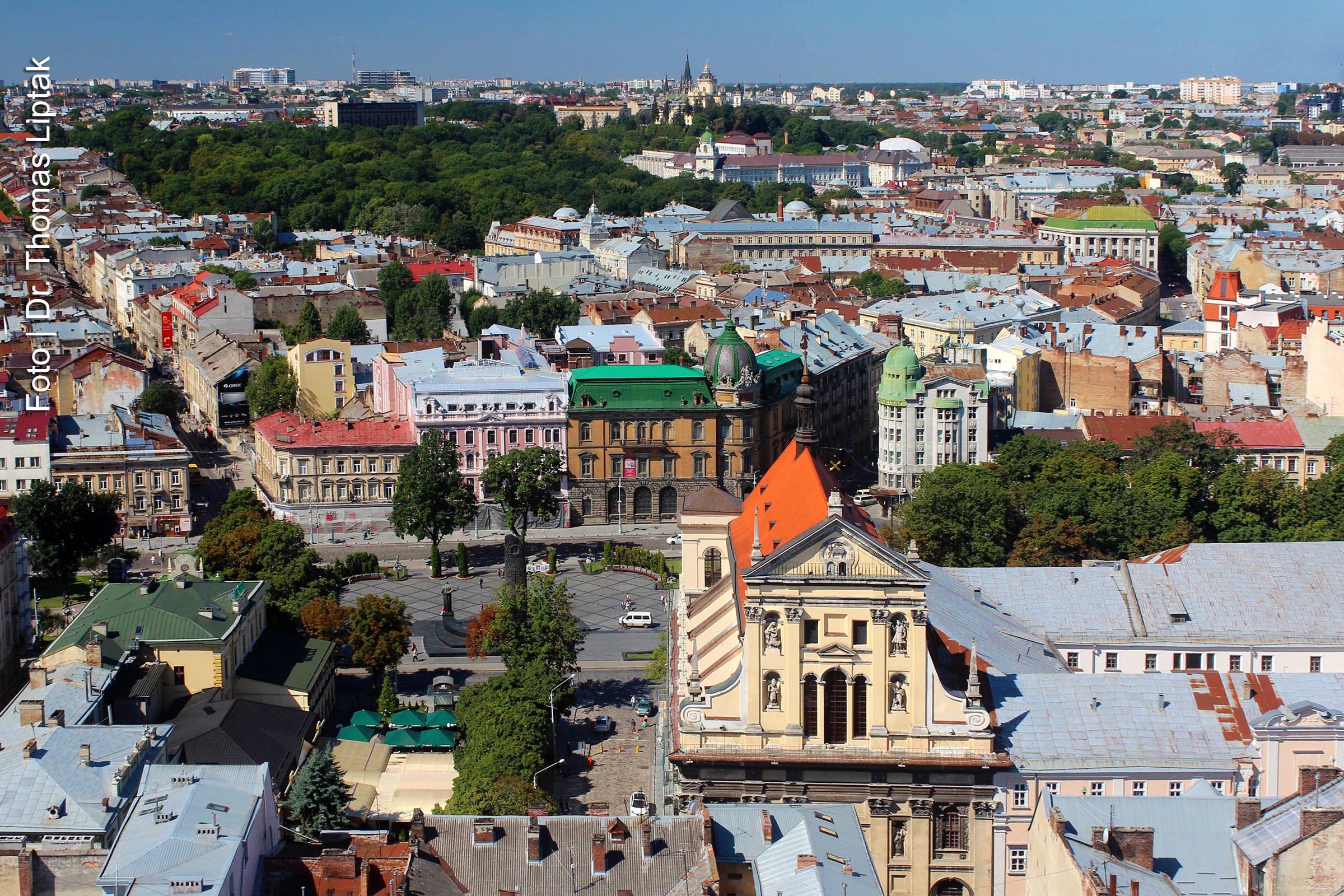 Lviv é uma cidade do oeste da Ucrânia, perto da fronteira com a Polónia, tem cerca de 800 mil habitantes e foi fundada em 1256 pelo duque da Ruténia.