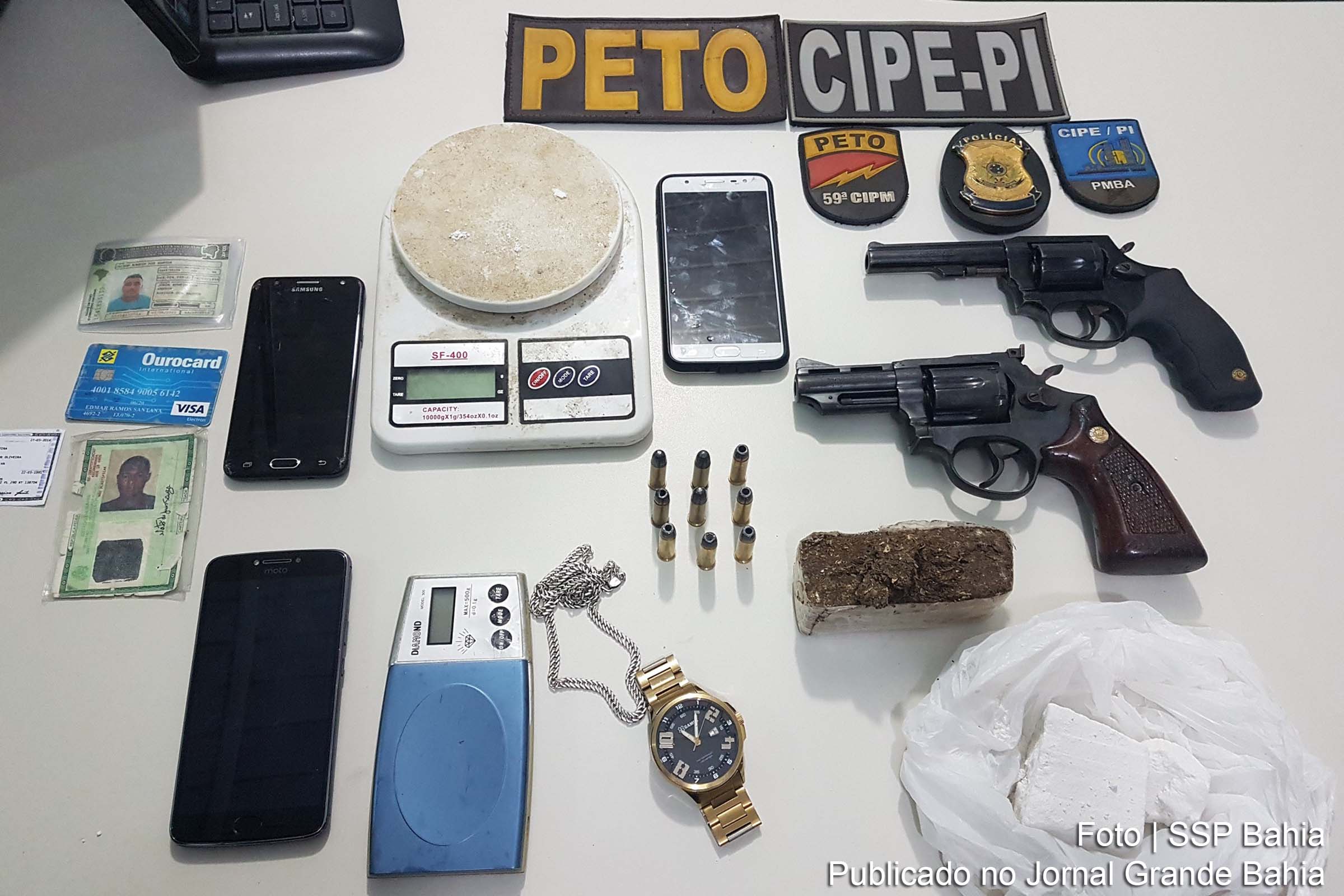Armas, munições, drogas, celulares, balança e relógio foram apreendidos pelos policiais.