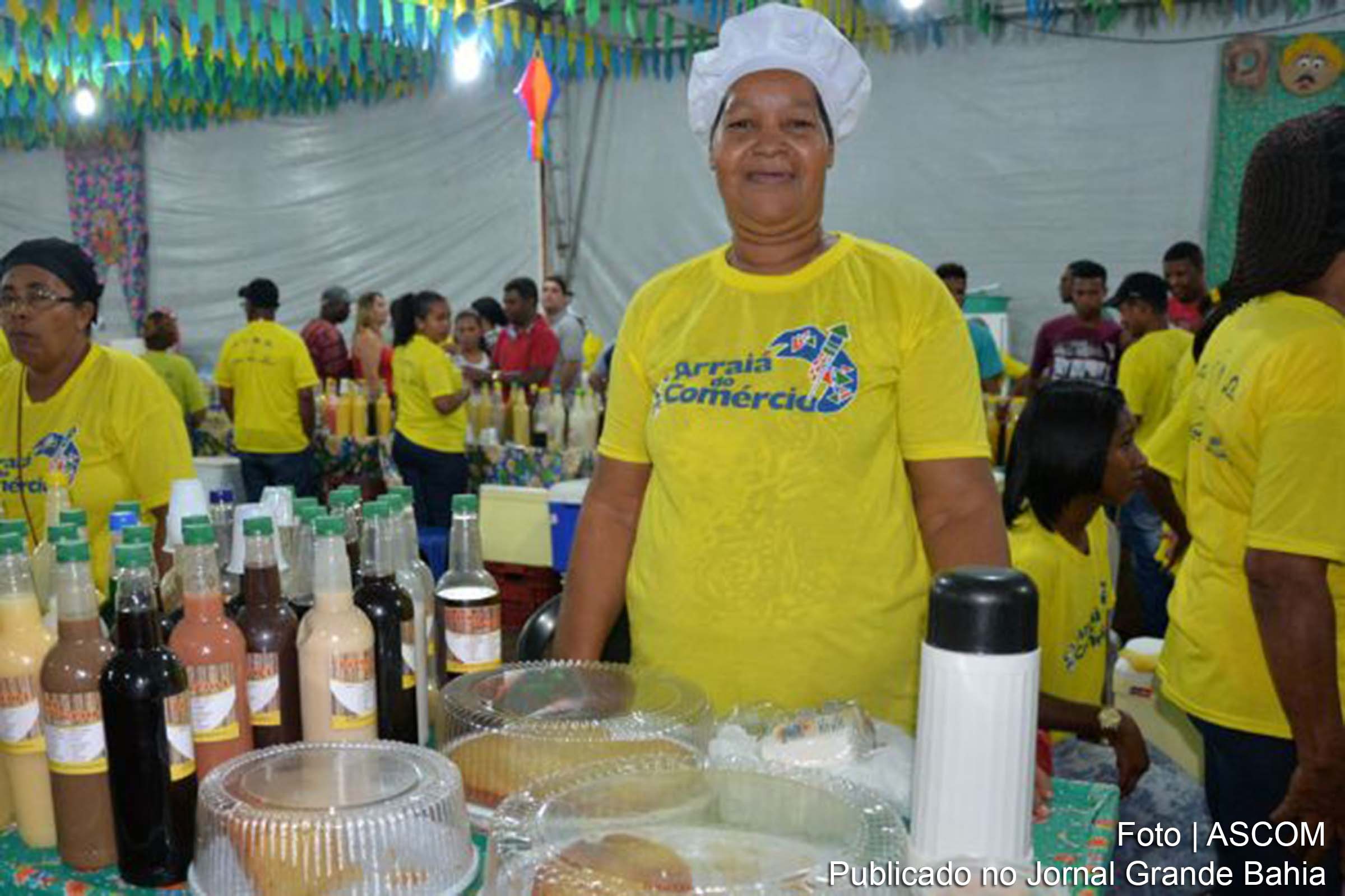 Bolos e licores são vendidos no Arraiá do Comércio.