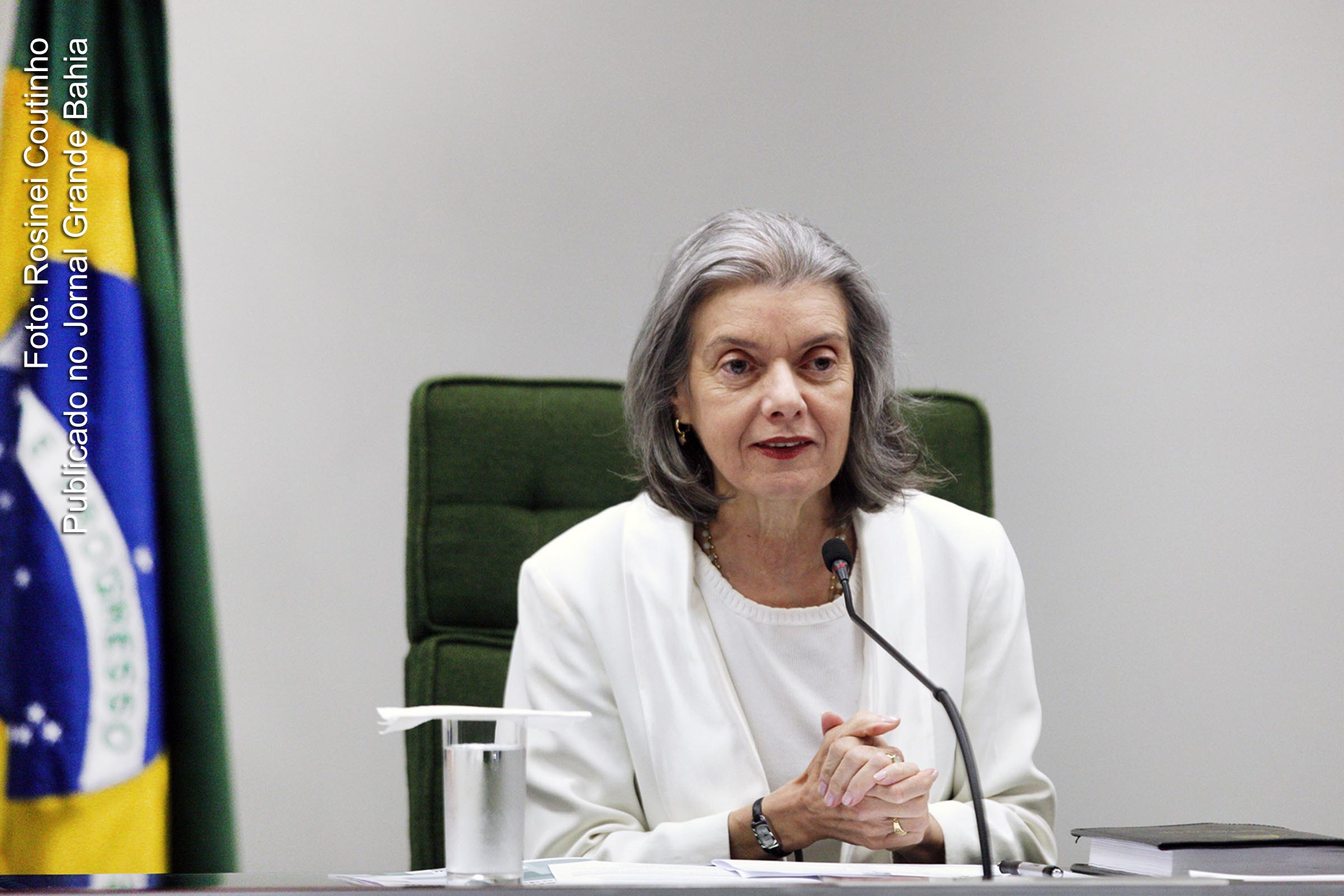 Ministra Cármen Lúcia assume Presidência da República.