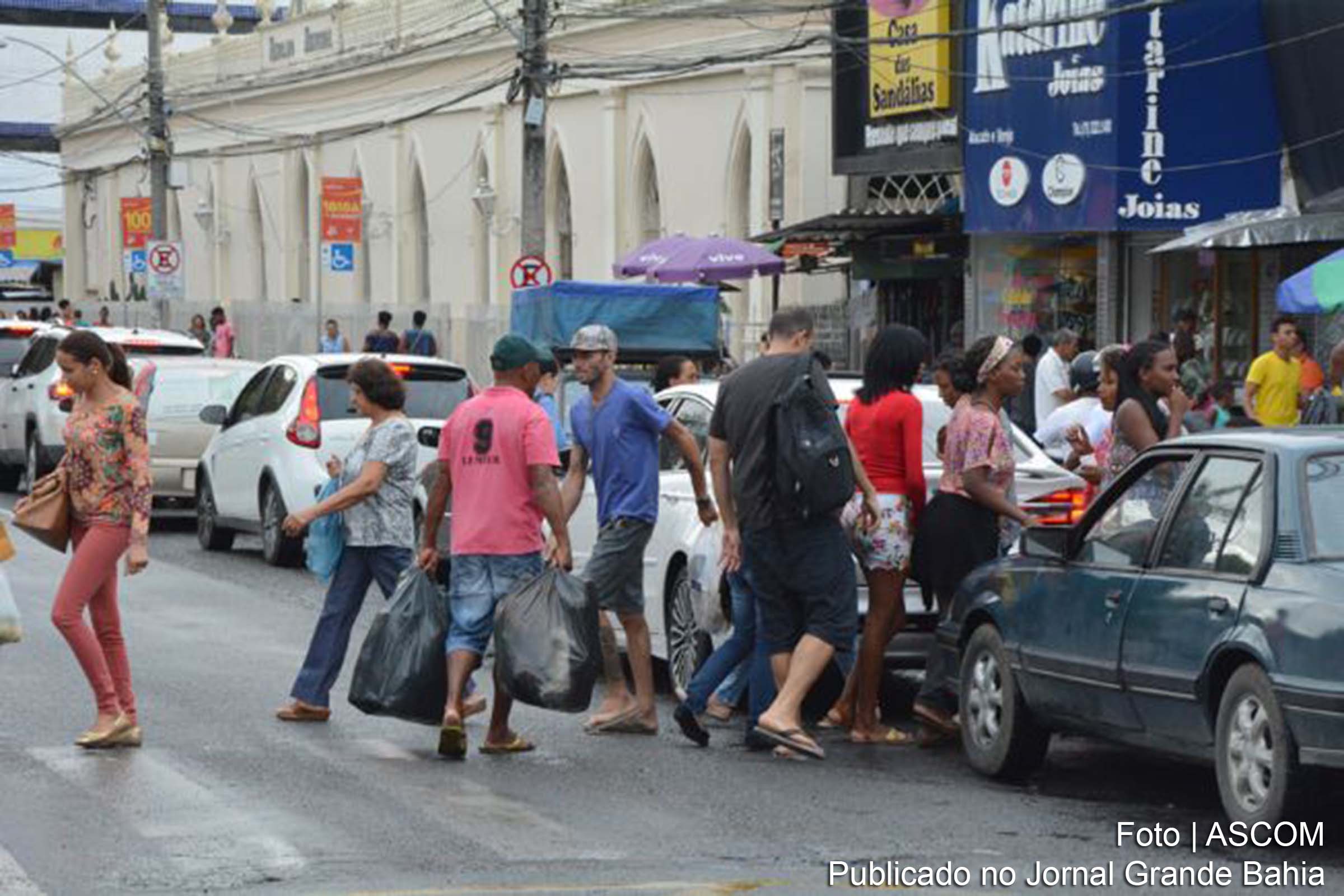 A Prefeitura de Feira de Santana autorizou o comércio do centro da cidade a funcionar em horário especial.