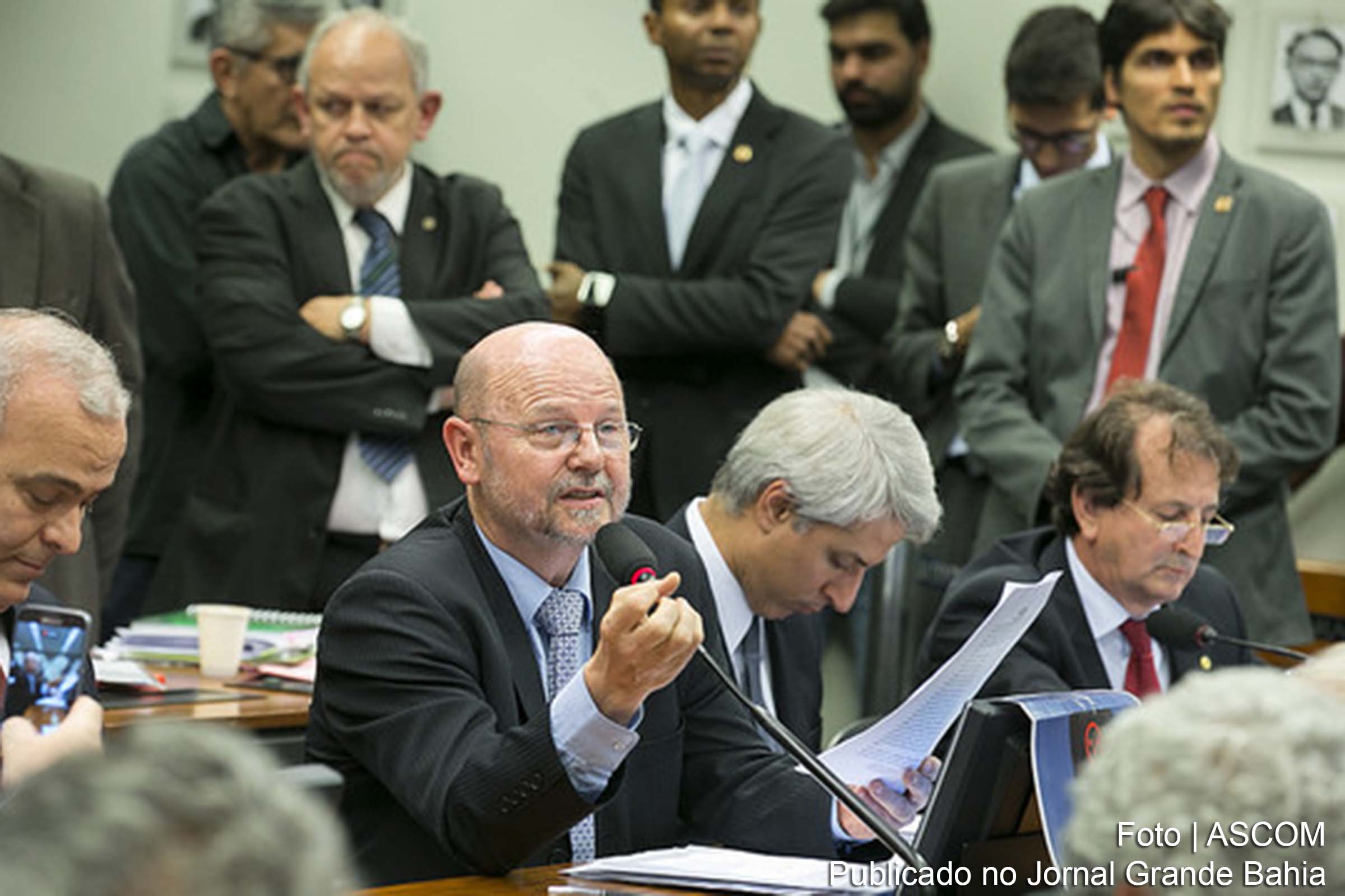 Parlamentares do o PT criticam aprovação do pacote do veneno pela Câmara.