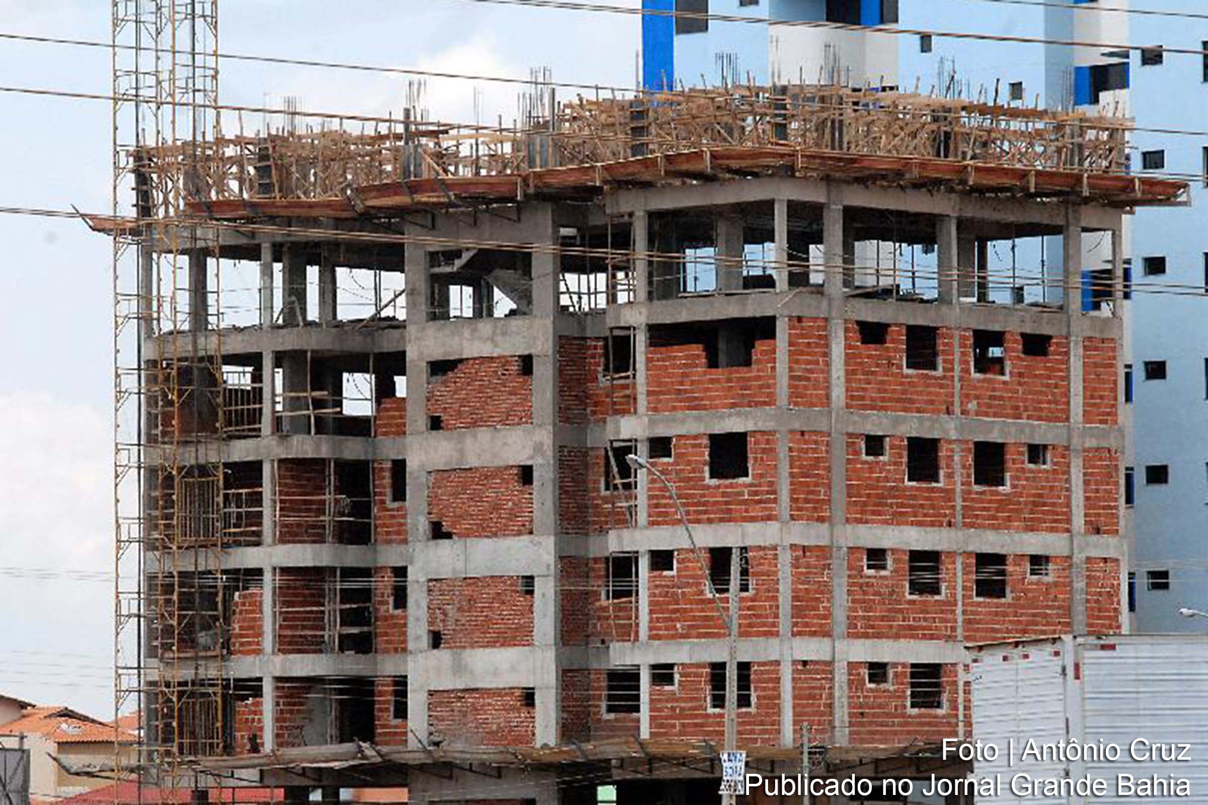 Crise econômica causou a perda de 432 mil empregos na construção. Retração foi de 19% e atingiu mais a infraestrutura.