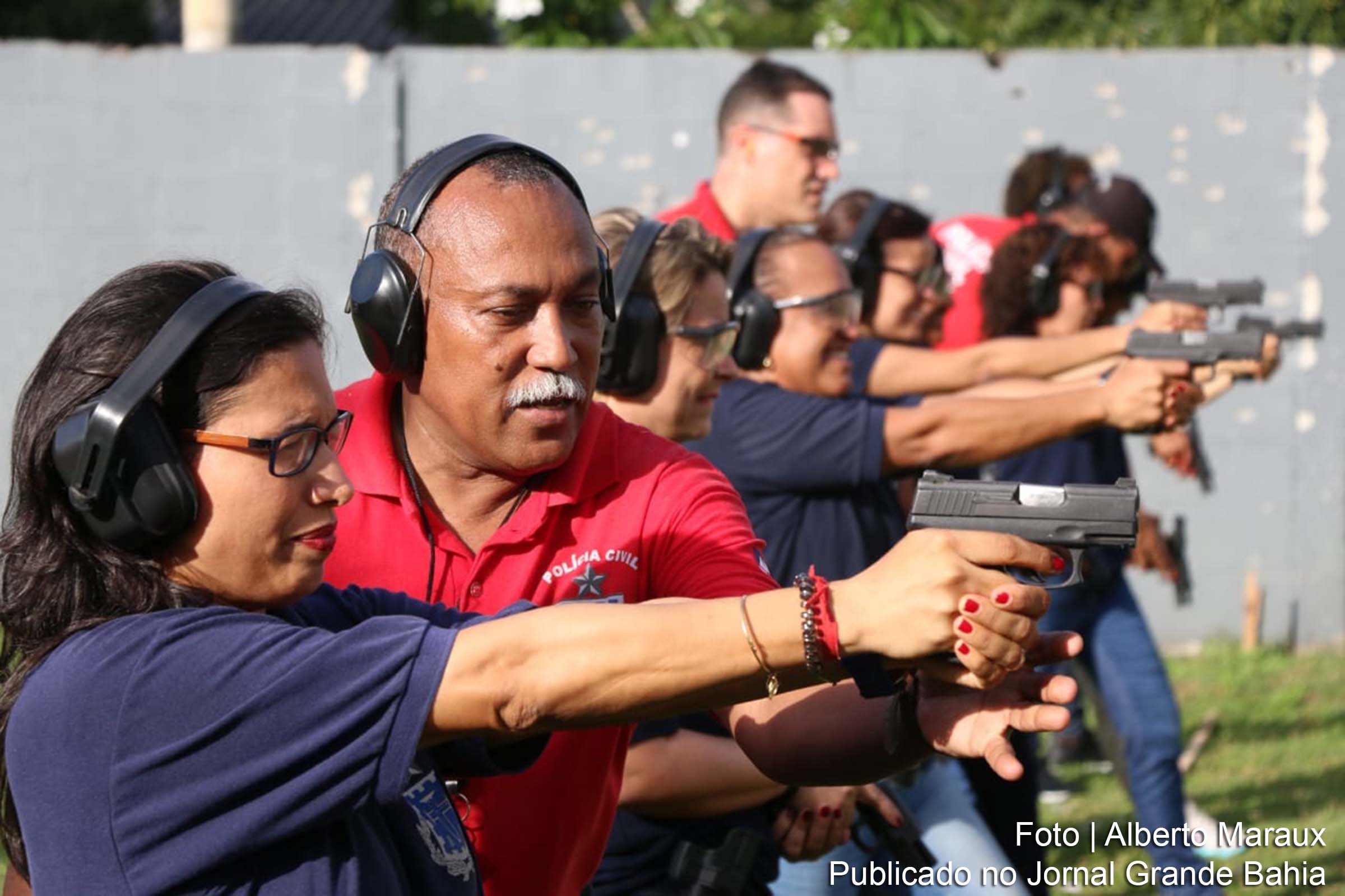 Delegadas e investigadora revisaram as partes téorica e prática da utilização de pistola calibre 40.Delegadas e investigadora revisaram as partes téorica e prática da utilização de pistola calibre 40.