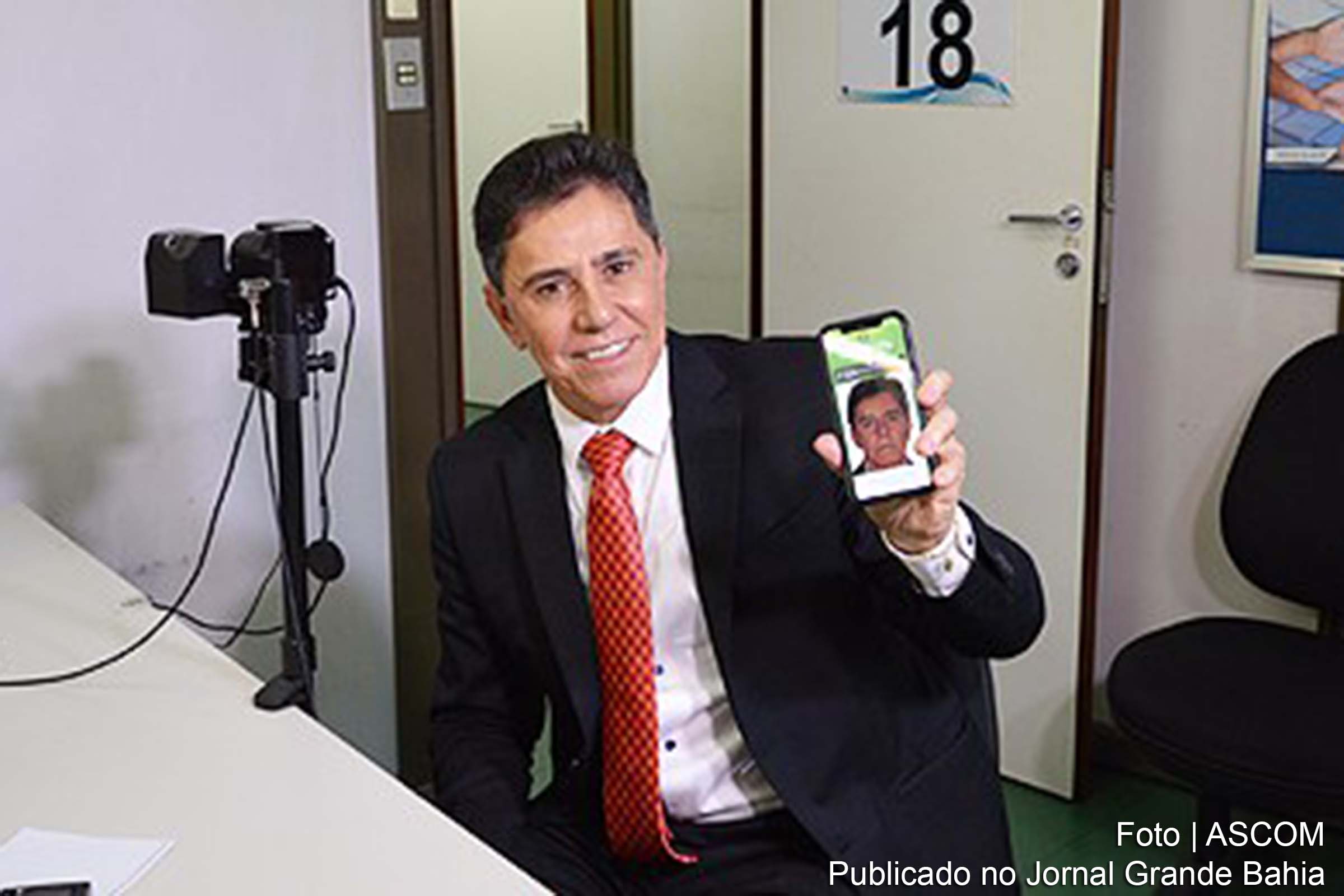 Desembargador José Edivaldo Rocha Rotondano apresenta o Documento Nacional de Identificação (DNI).
