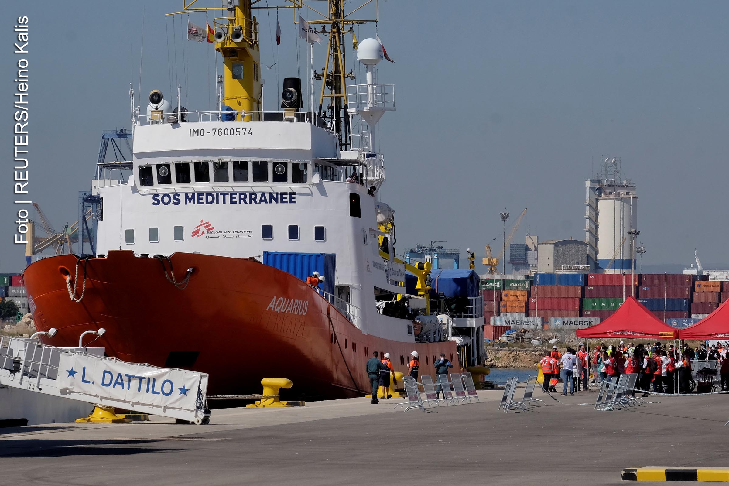 Chega à Espanha primeiro navio com 274 imigrantes após 8 dias no mar