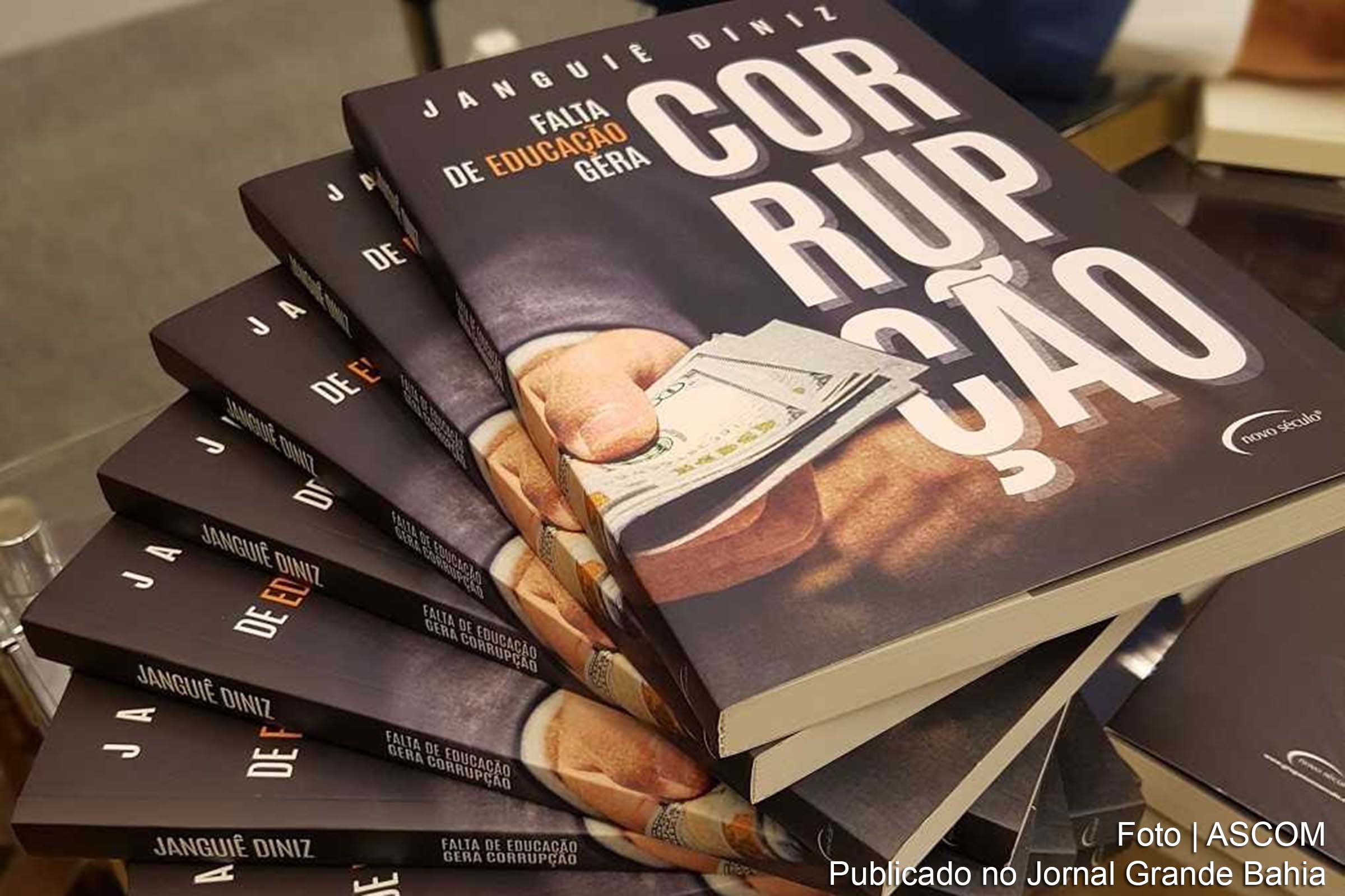 Exemplares do livro 'Falta de Educação gera corrupção’, de autoria de Janguiê Diniz.