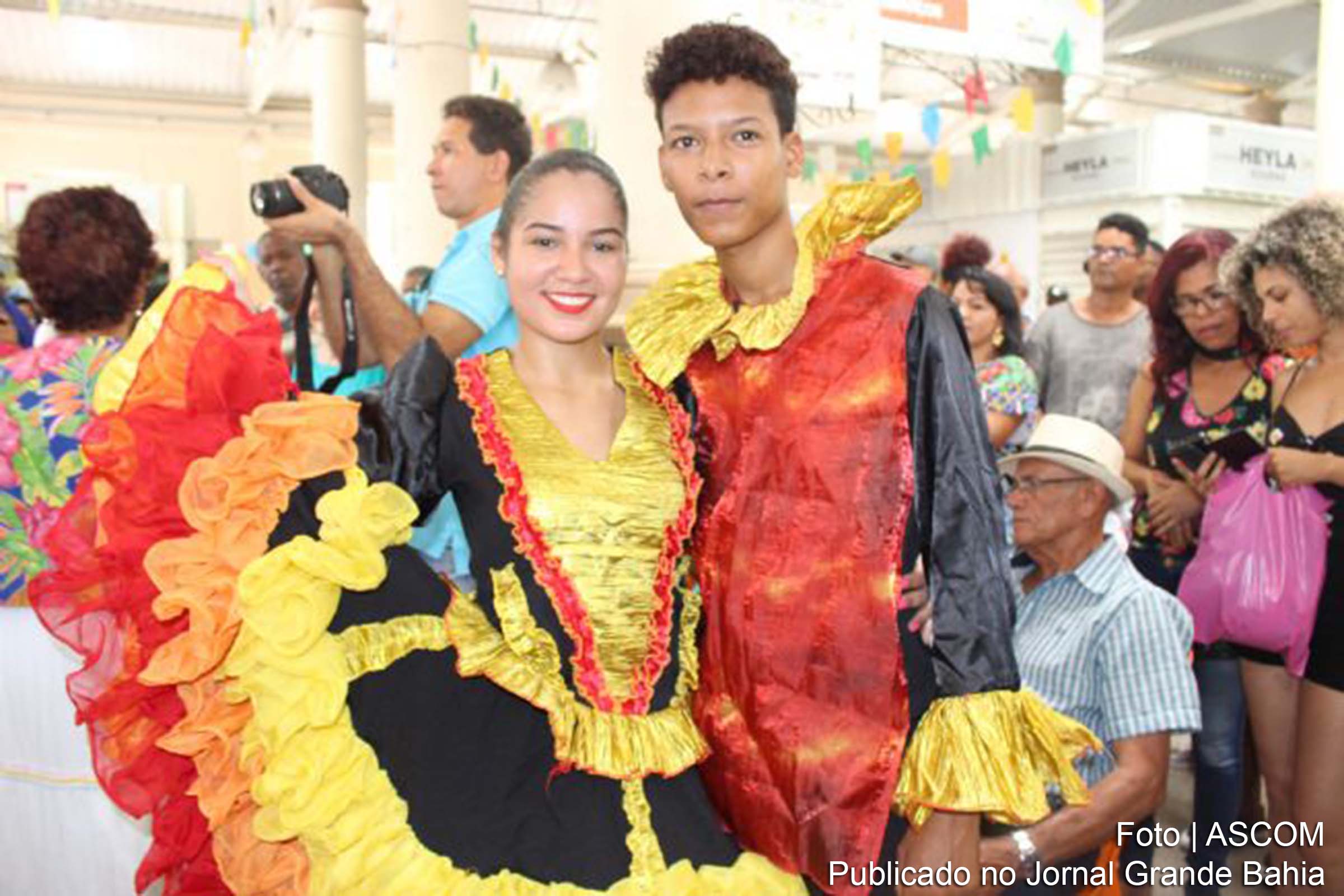 Integrantes da Quadrilha Fogueirão arrecadam dinheiro no Arraial do MAP.