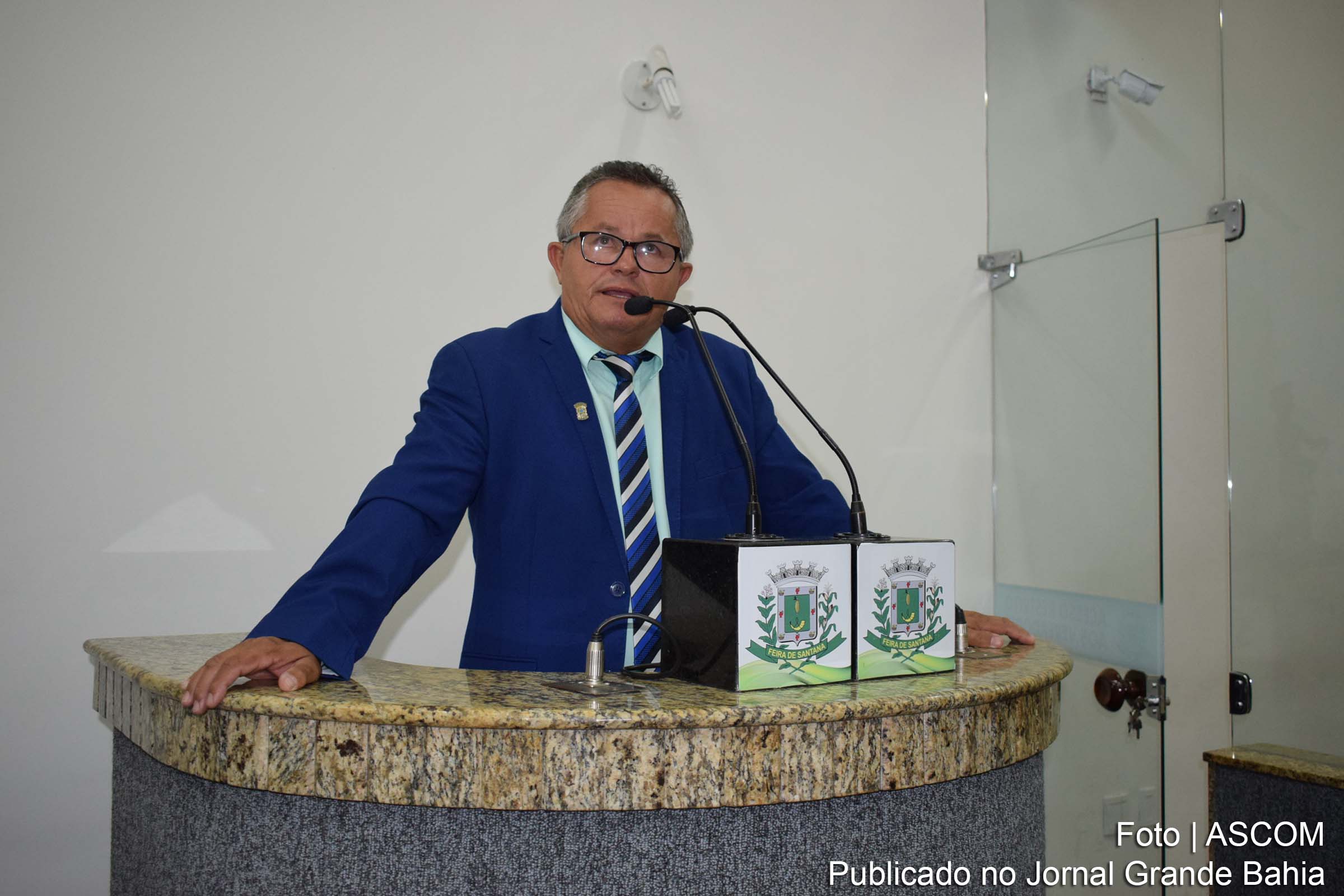 José Menezes (Zé Filé): os moradores estão tapando para que os carros possam passar.