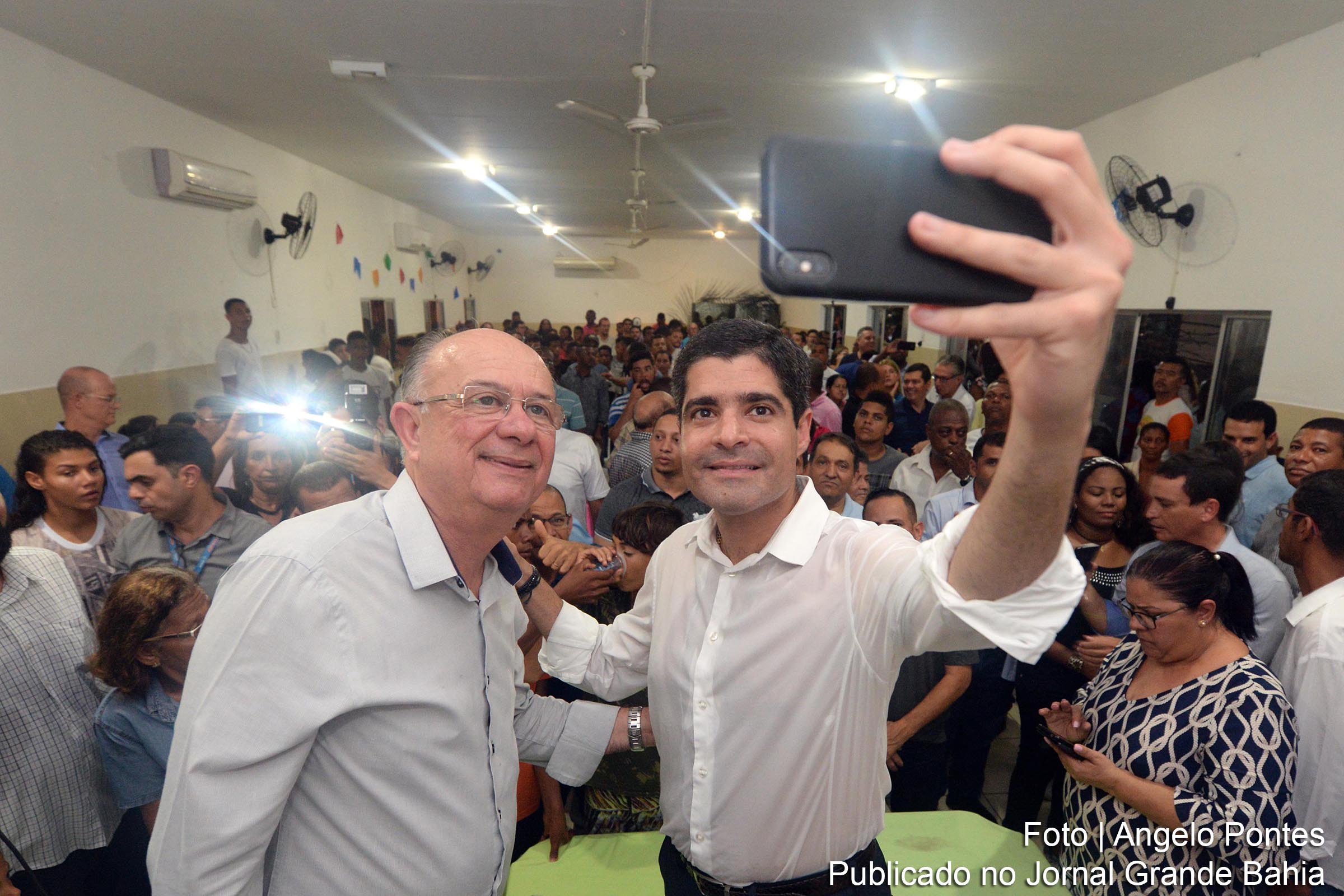 José Ronaldo durante visita ao Bairro Pau da Lima, em Salvador. Prefeito ACM Neto e José Ronaldo, pré-candidato ao governo pelo Democratas, conversaram com líderes comunitários e foram saudados pela população.