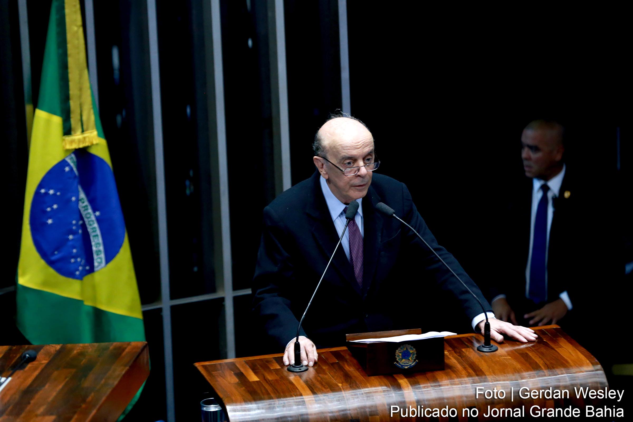 Senador José Serra é investigado por possível envolvimento no Caso Lava Jato.