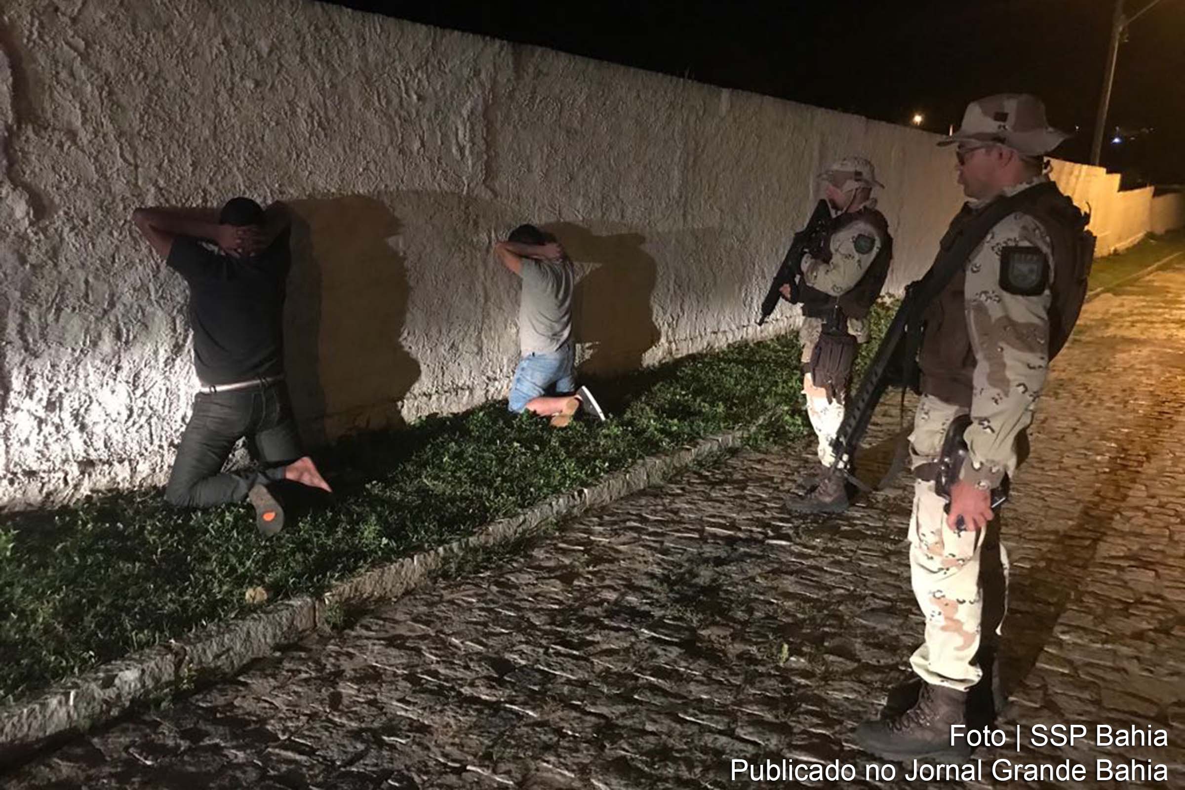 Ladrões presos em flagrantes e com eles apreendida uma pistola calibre 380 e munições.