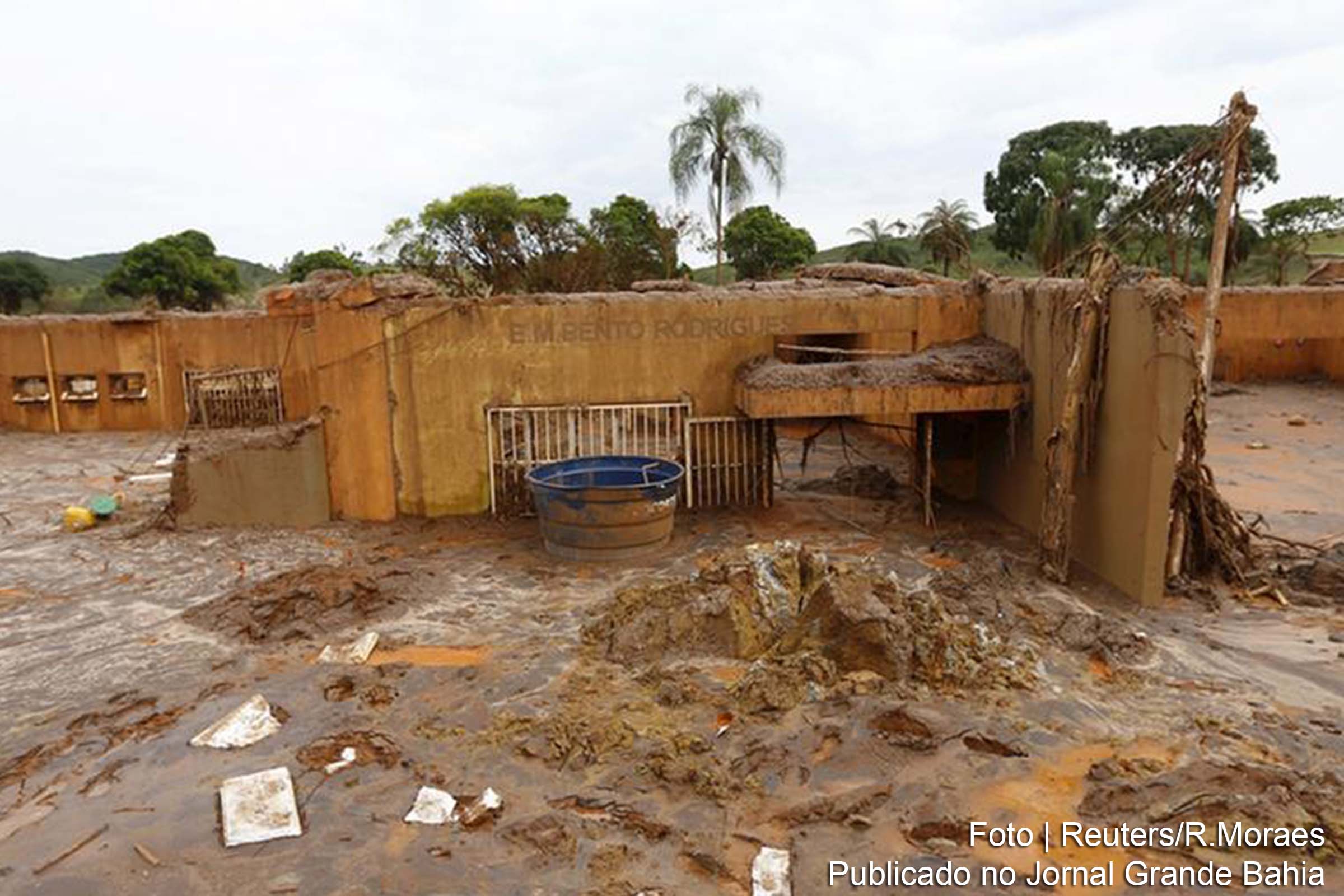 Lama cobre escola em vilarejo de Bento Rodrigues após rompimento de barragem.