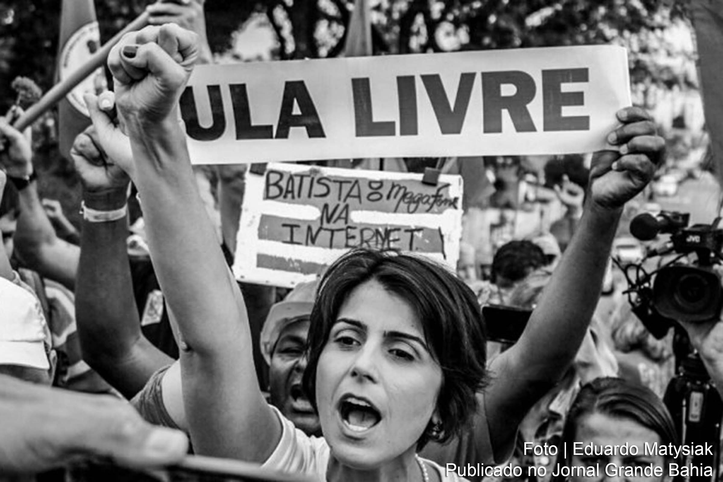 Manuela d’Ávilla em ato na Vigília Lula livre.