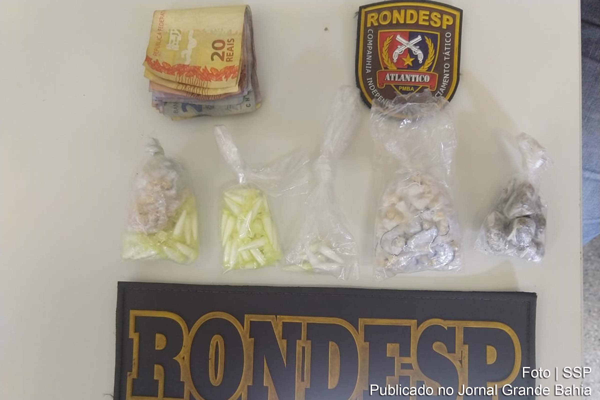 Militares apreendem 171 pedras de crack, 75 pinos de cocaína, seis trouxas de maconha, ele tinha em seu poder um celular e R$ 108.