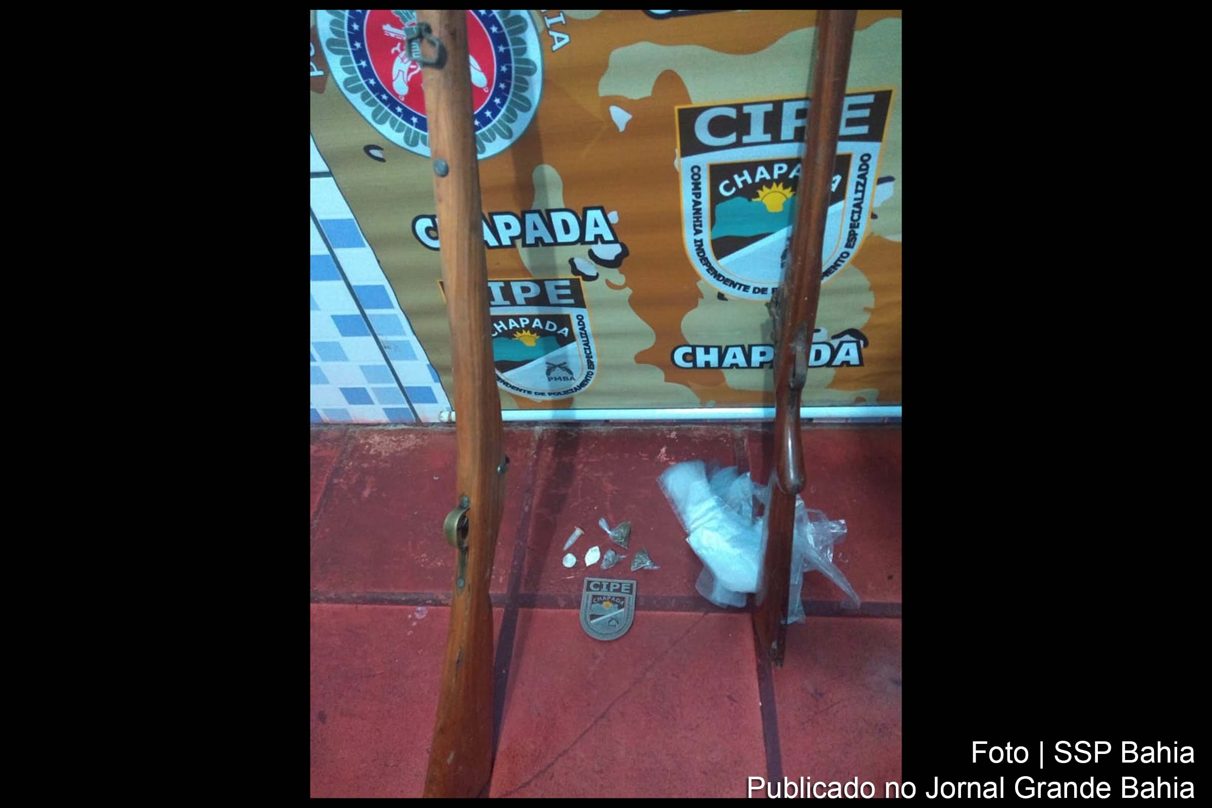 Policiais apreendem duas espingardas de fabricação artesanal e entorpecentes.