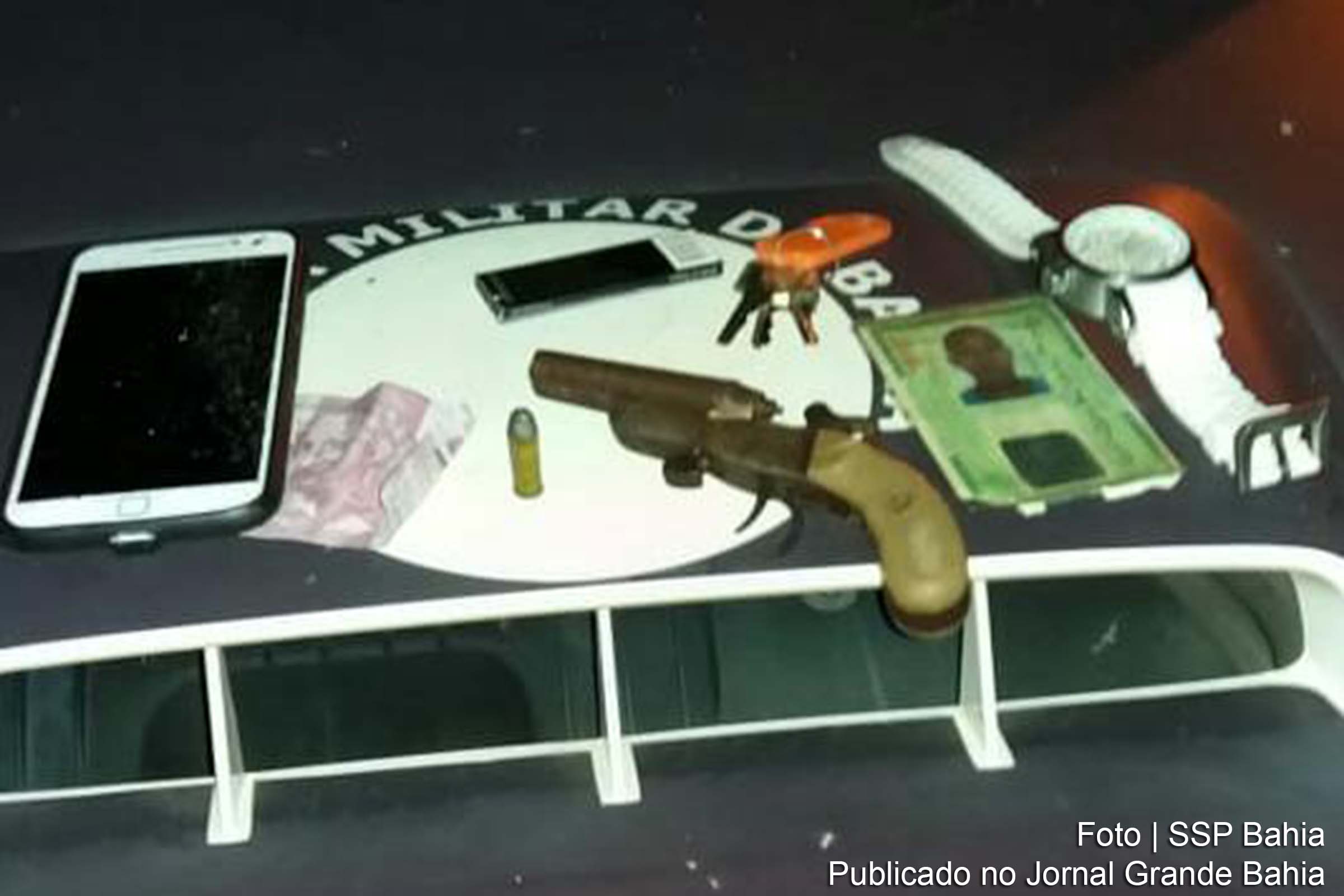 Policiais militares apreendem garruncha calibre 32, munição, celular e relógio.