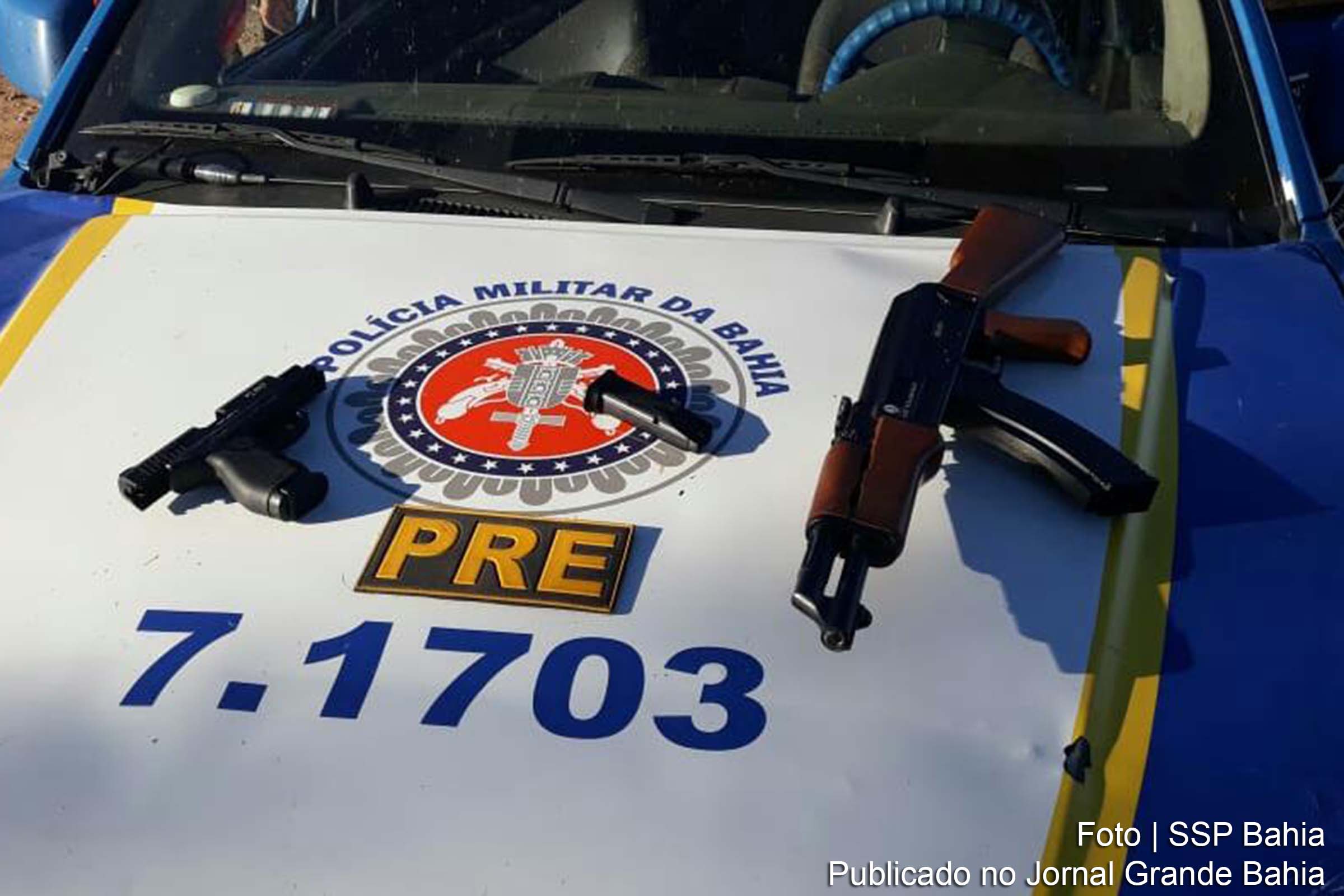 Militares apreendem réplicas de fuzil russo e de pistola.