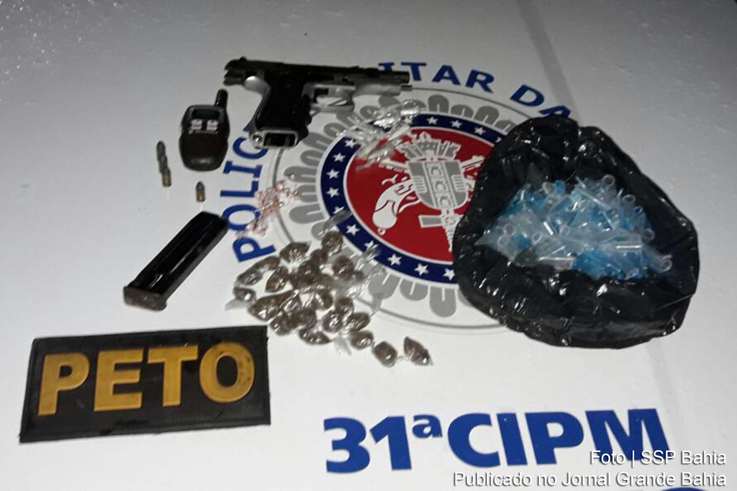Militares apreendem uma pistola calibre 380, munições, rádio comunicador, oito pinos de cocaína, 24 trouxas de maconha, 20 pedras de crack e embalagens plásticas vazias.