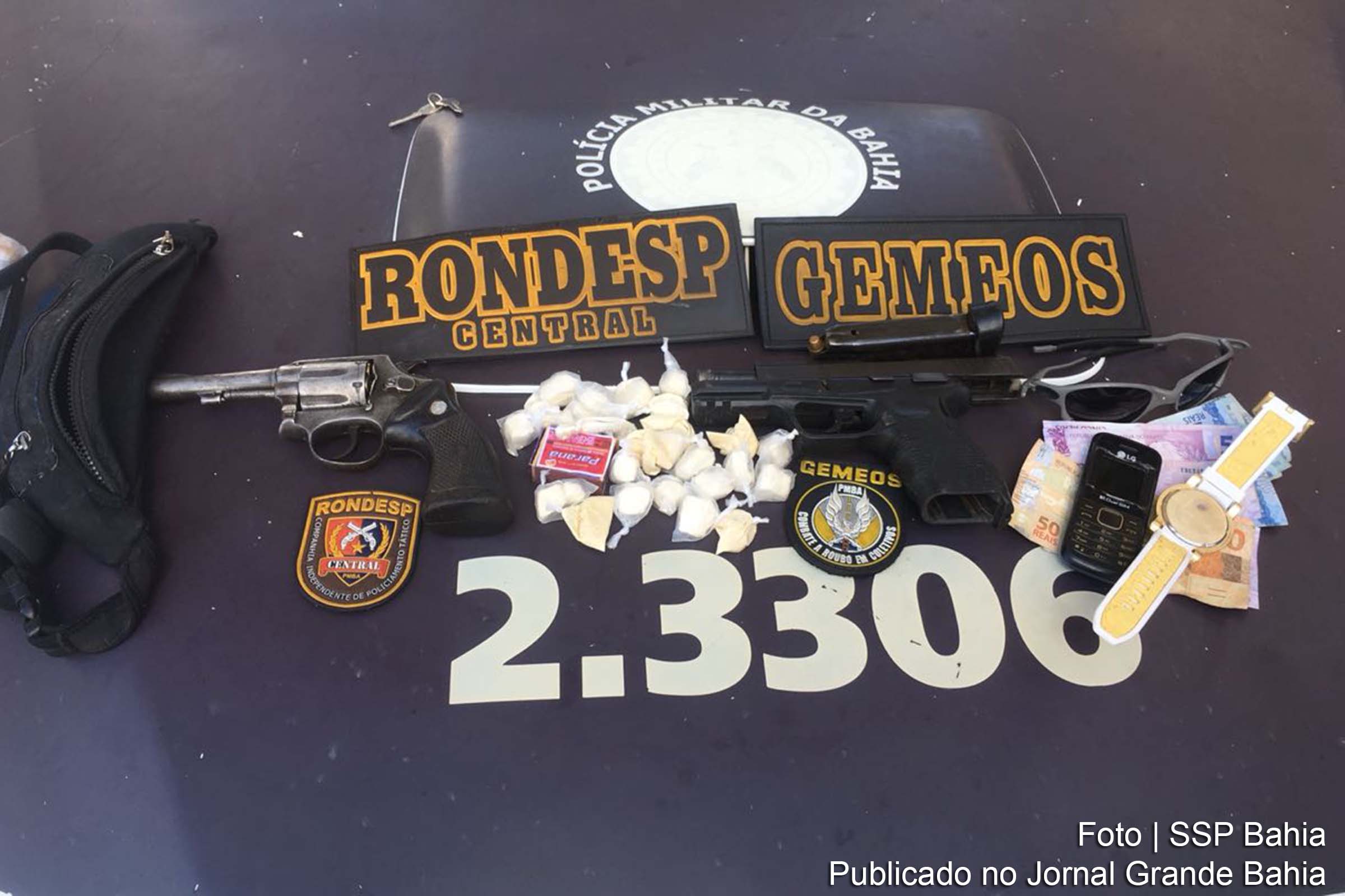 Militares apreenderam pistola, revólver, drogas e celulares.