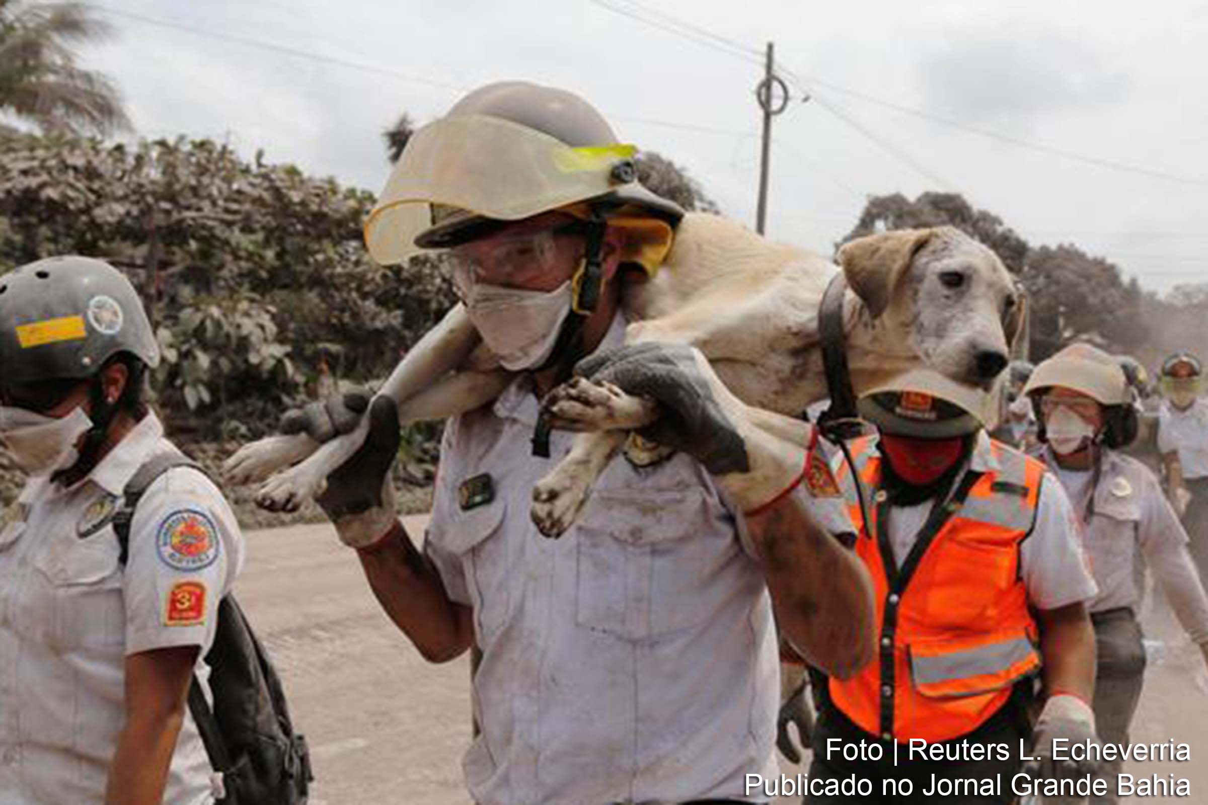 Novas erupções e deslocamentos de lava e fluxo piroclástico nos arredores do vulcão dificultam trabalhos de resgate.