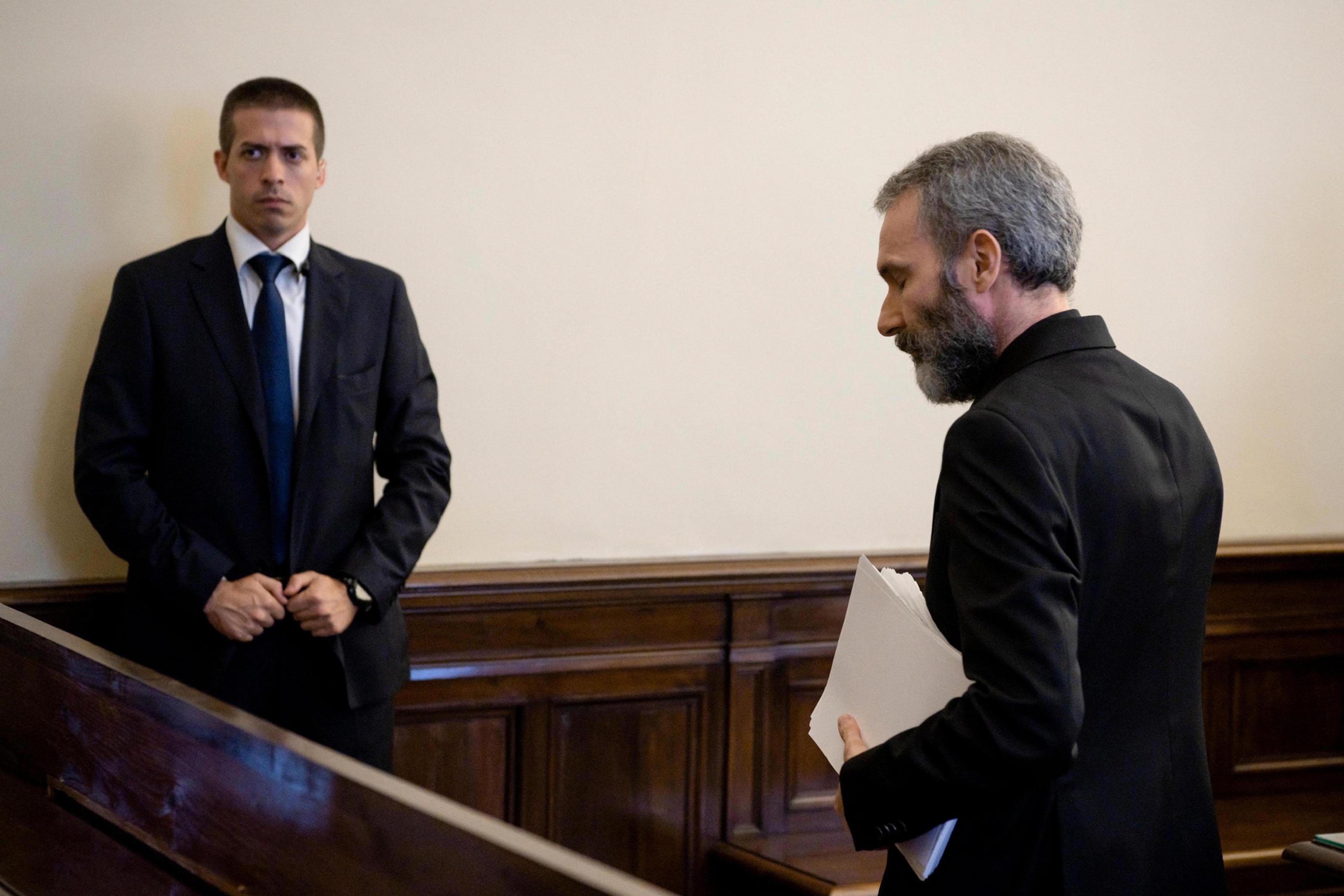 O sacerdote Carlo Alberto Capella (à direita).