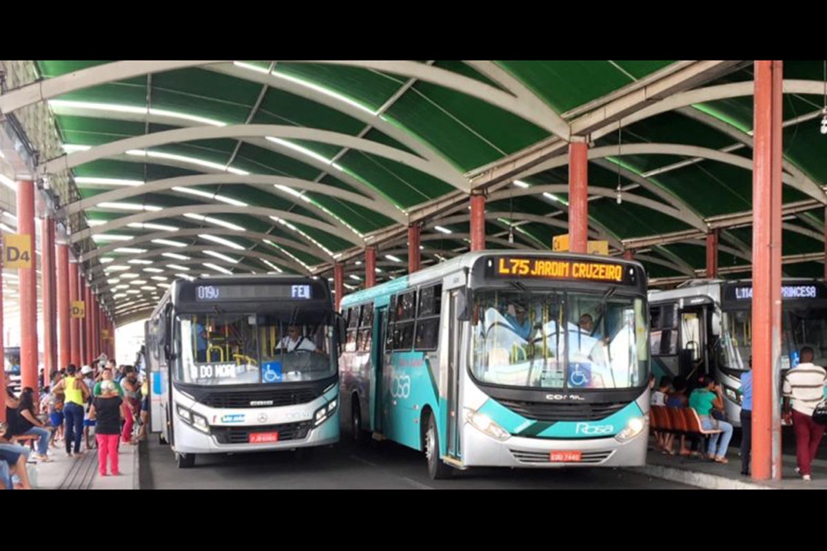 Ônibus da frota das empresas Rosa e São João circulam em Feira de Santana.