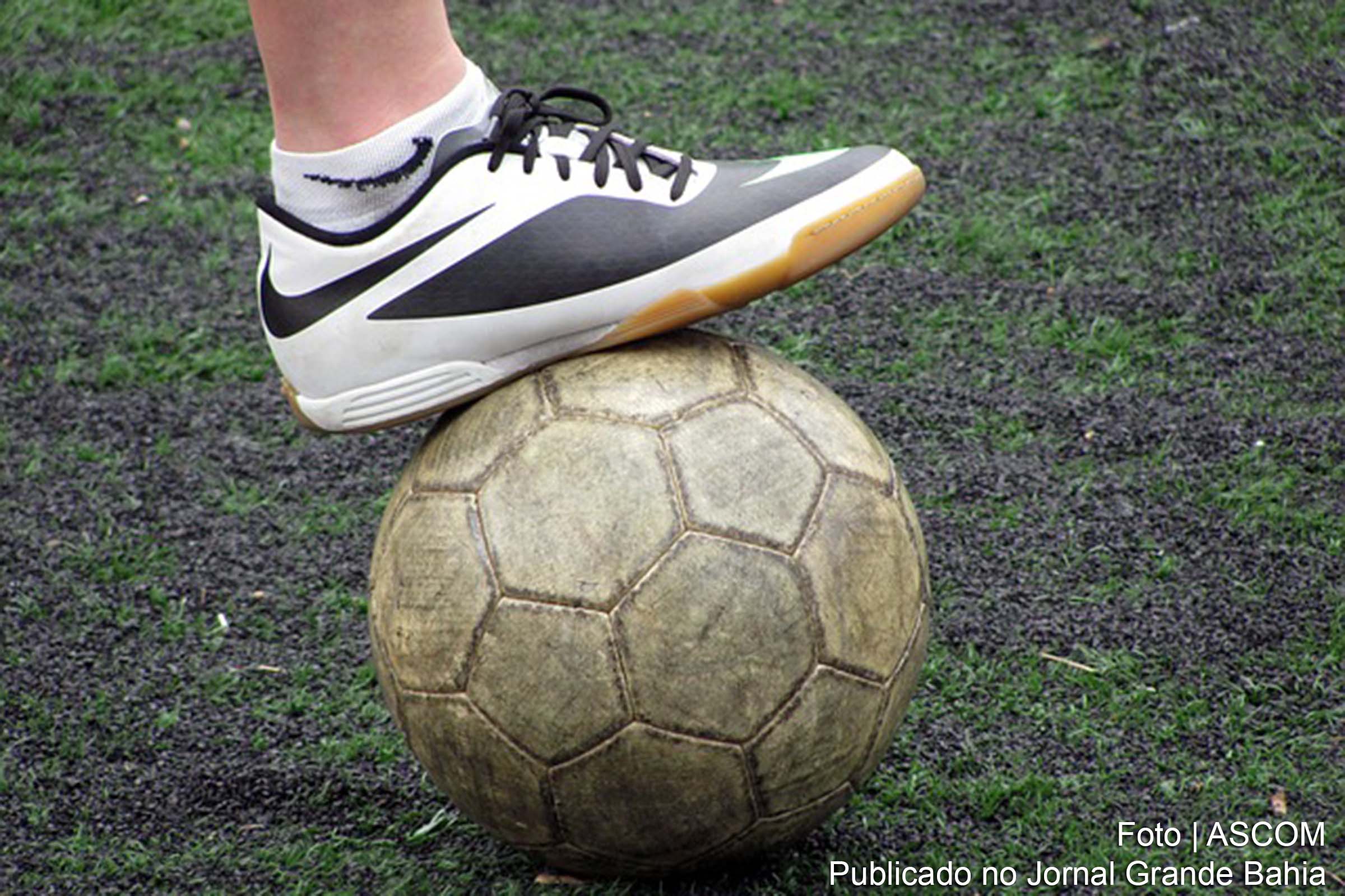 Artigo aborda a prática do futebol como opção de atividade física.