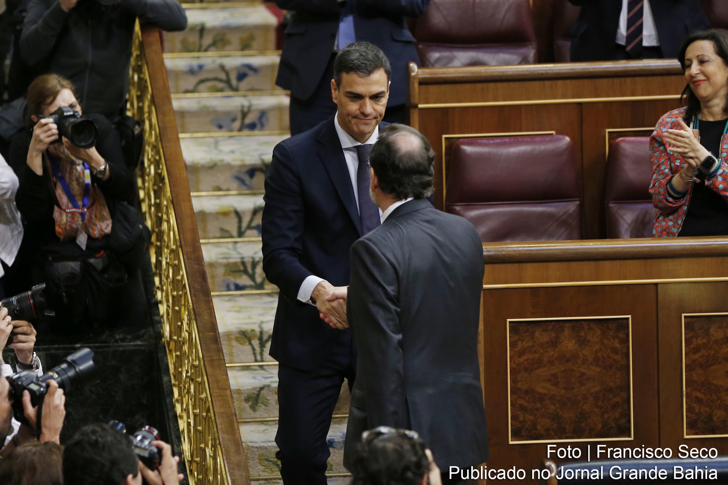Image caption Socialista Pedro Sánchez cumprimenta Mariano Rajoy após votação que determinou troca de poder na Espanha. Mariano Rajoy é o primeiro chefe de governo da história da Espanha a perder o cargo após uma moção de censura.