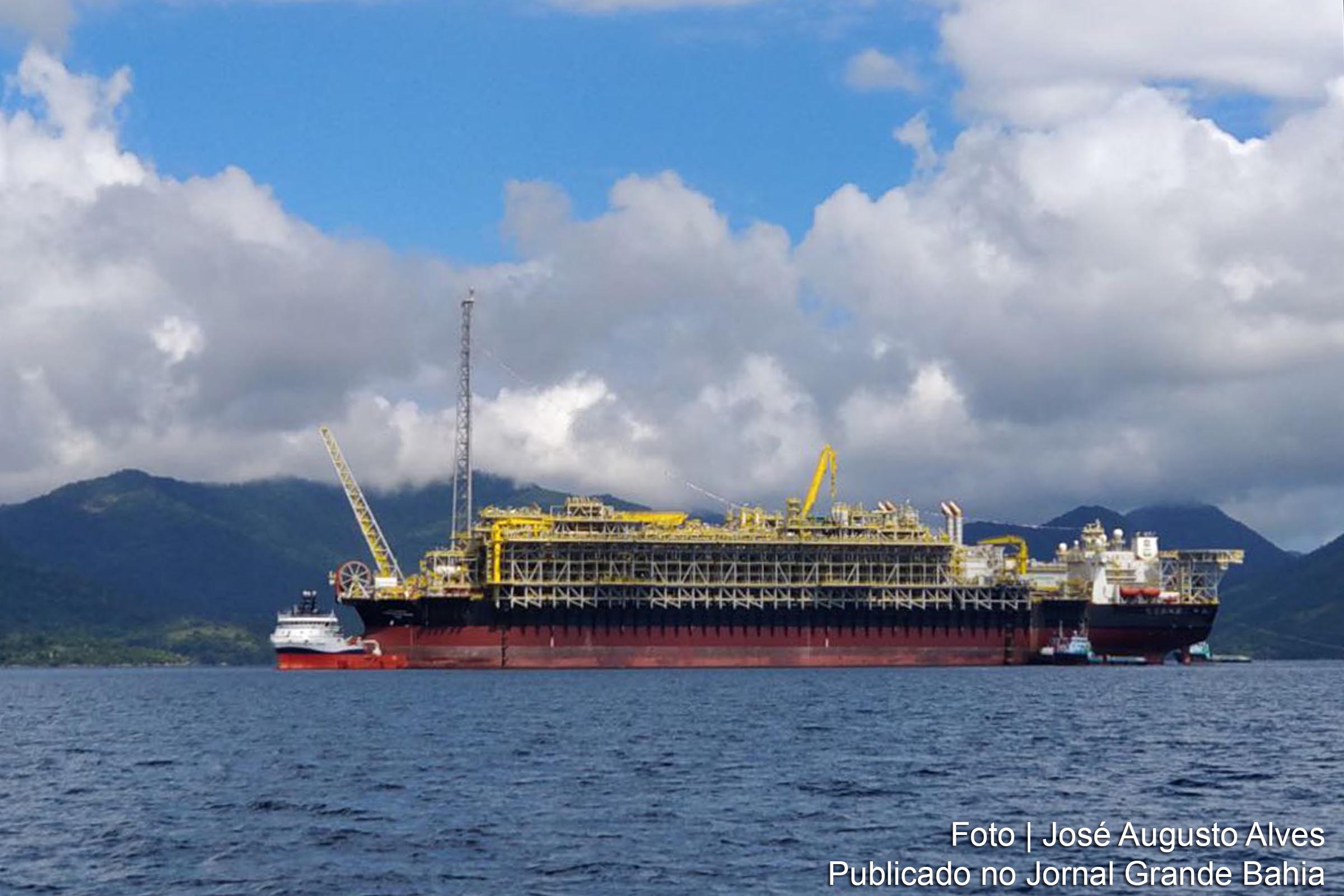 Segunda plataforma da Petrobras programada para entrar em produção em 2018, o FPSO Cidade de Campos dos Goytacazes seguiu nesta segunda-feira (7/5) rumo ao campo de Tartaruga Verde, na Bacia de Campos.