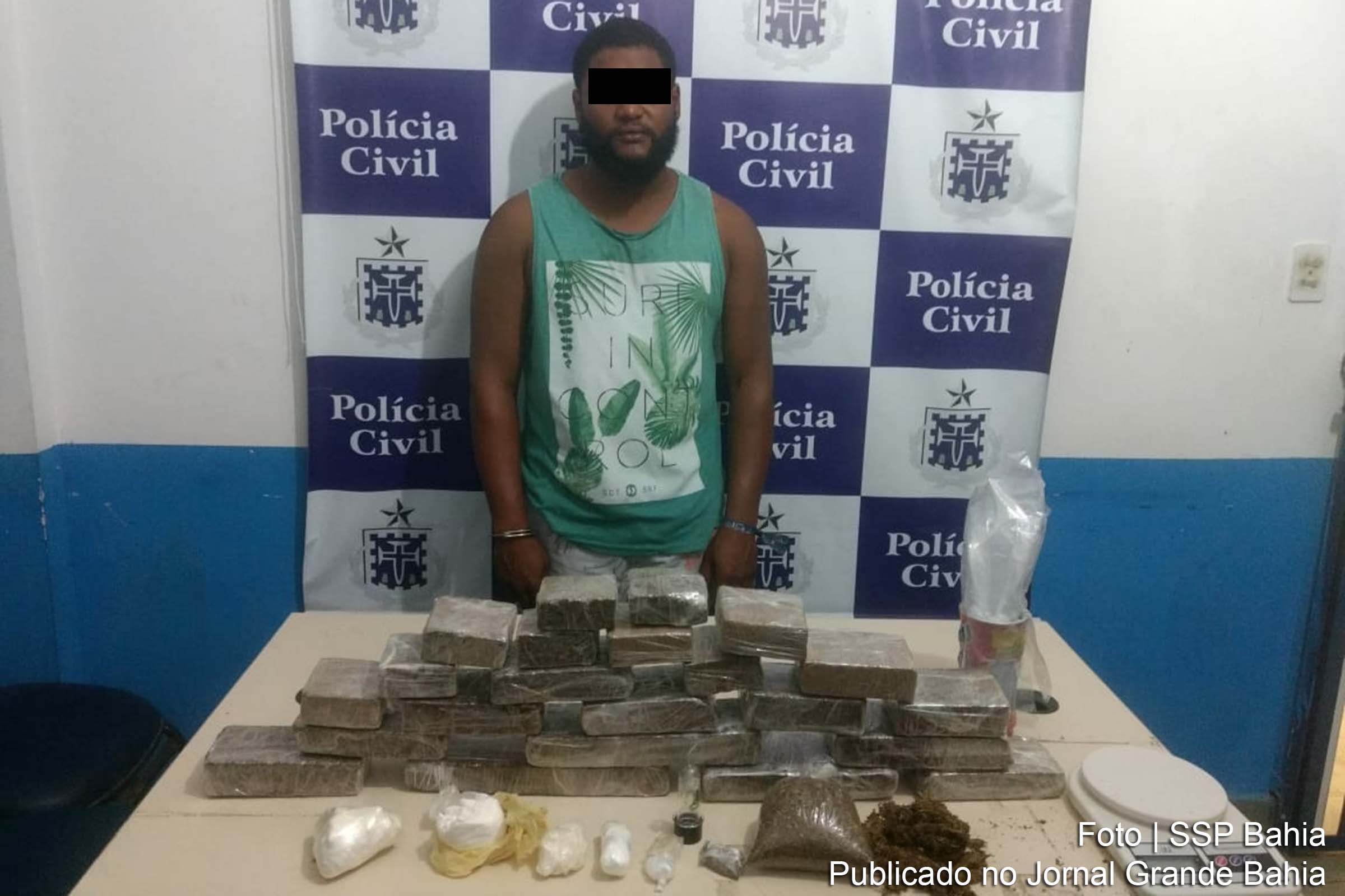 Policiais apreendem tabletes de maconha e pedra de crack.