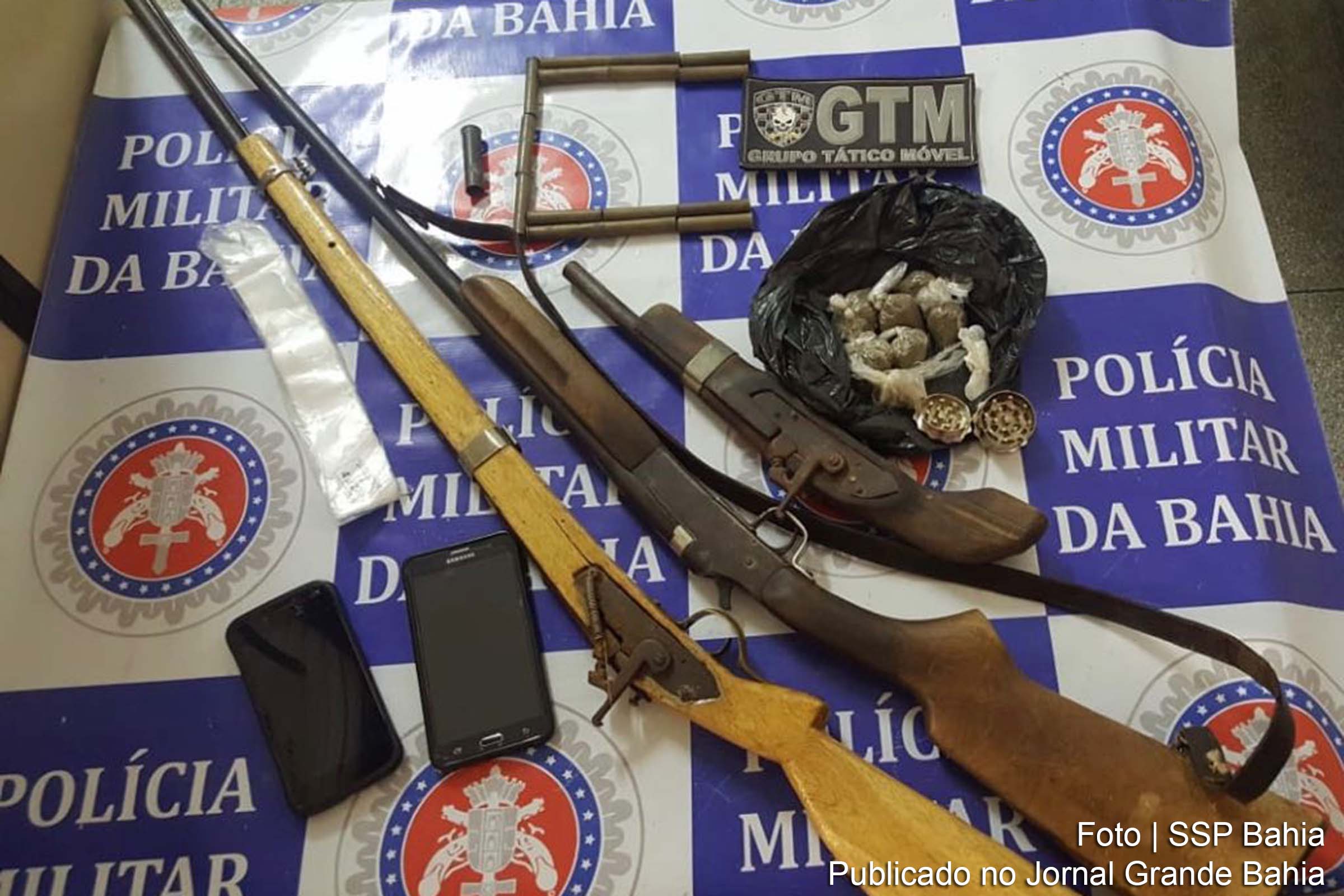 Policiais apreendem espingardas, munições, entorpecentes e aparelhos celulares.