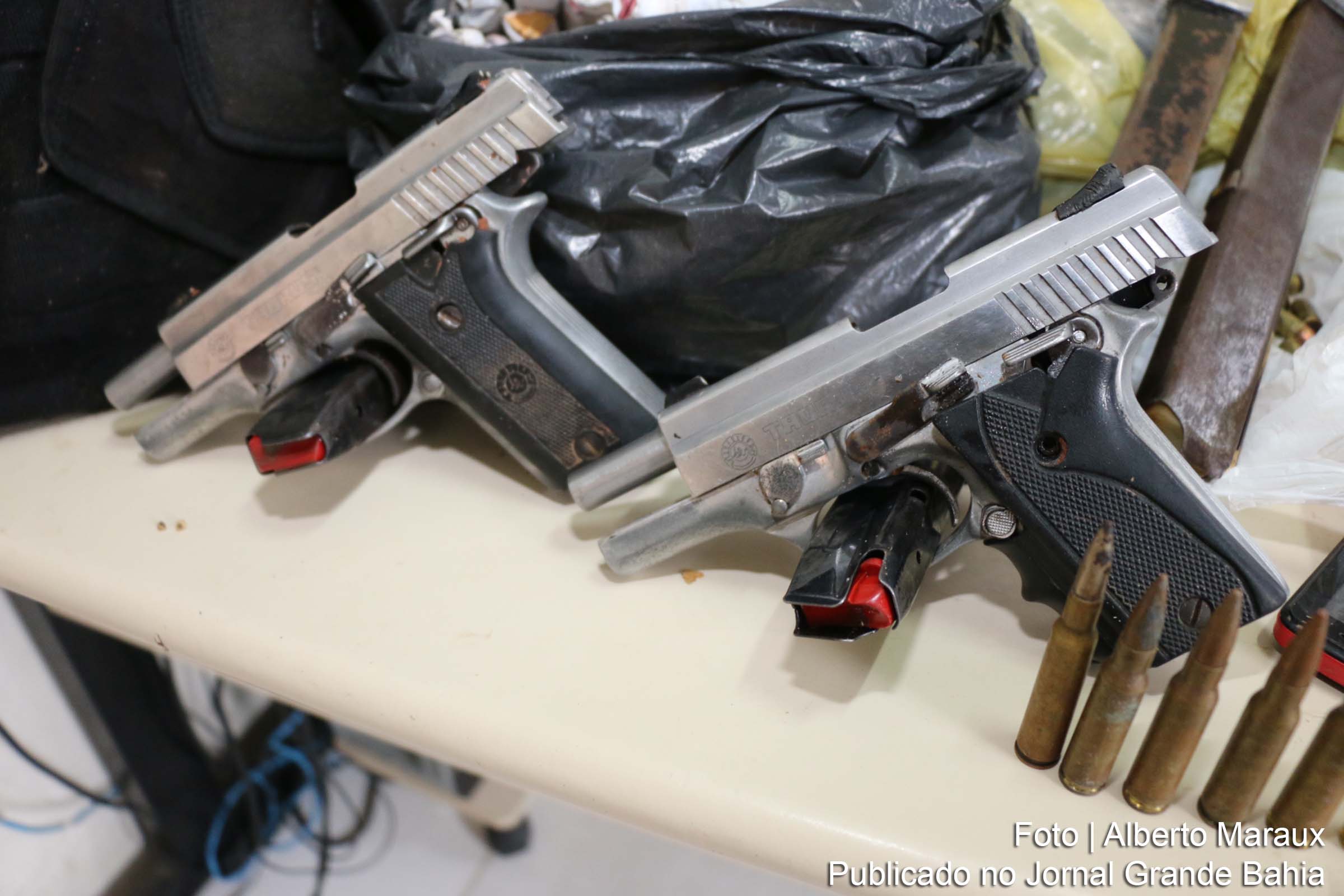 Policiais apreendem munições dos calibres 556 e 762 (fuzis), dois carregadores estendidos de calibre 45 (metralhadora), duas pistolas calibre 380, dois coletes balísticos e aproximadamente 200 porções de drogas.