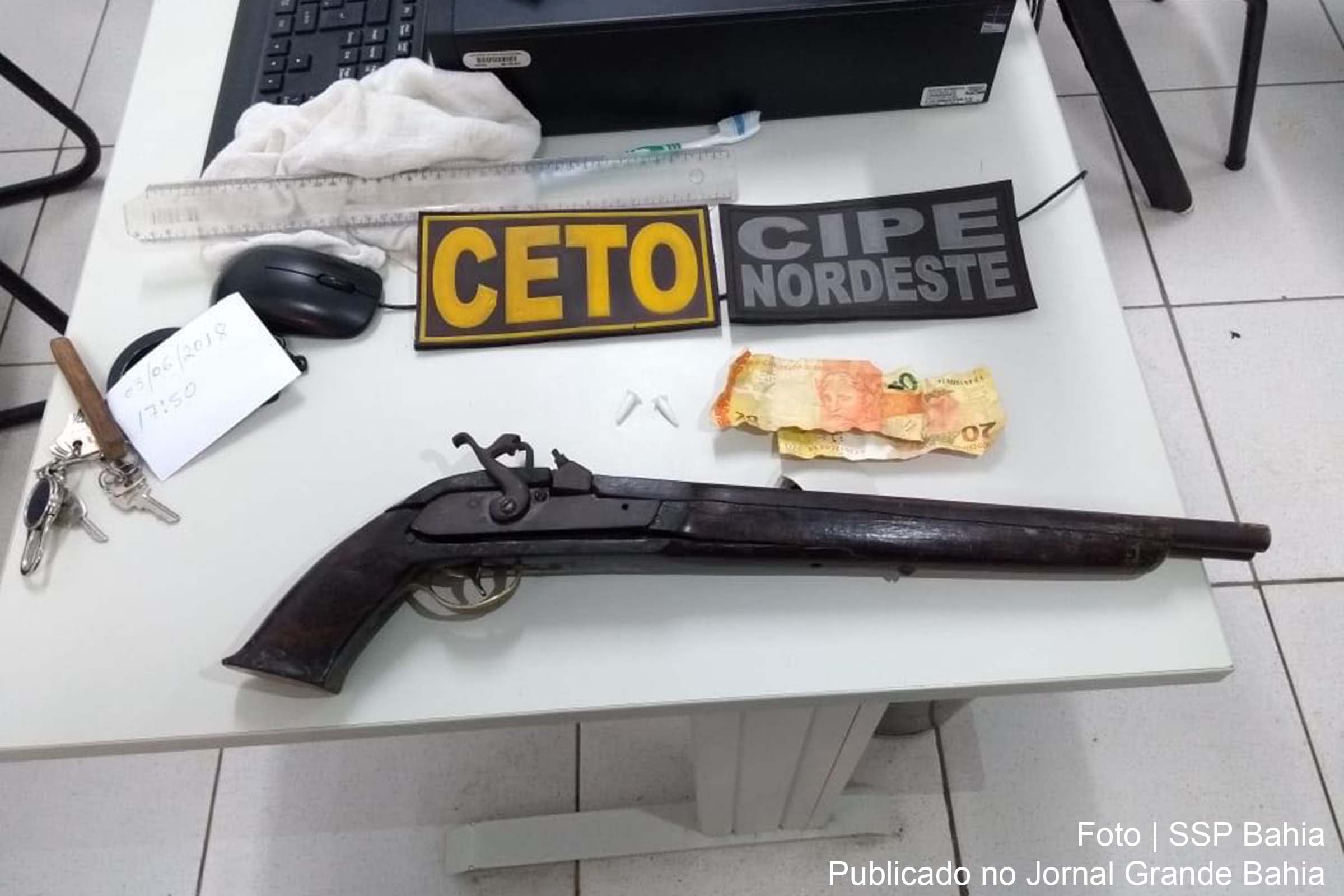 Menor é apreendido com arma de fogo em bar na cidade de Serrinha