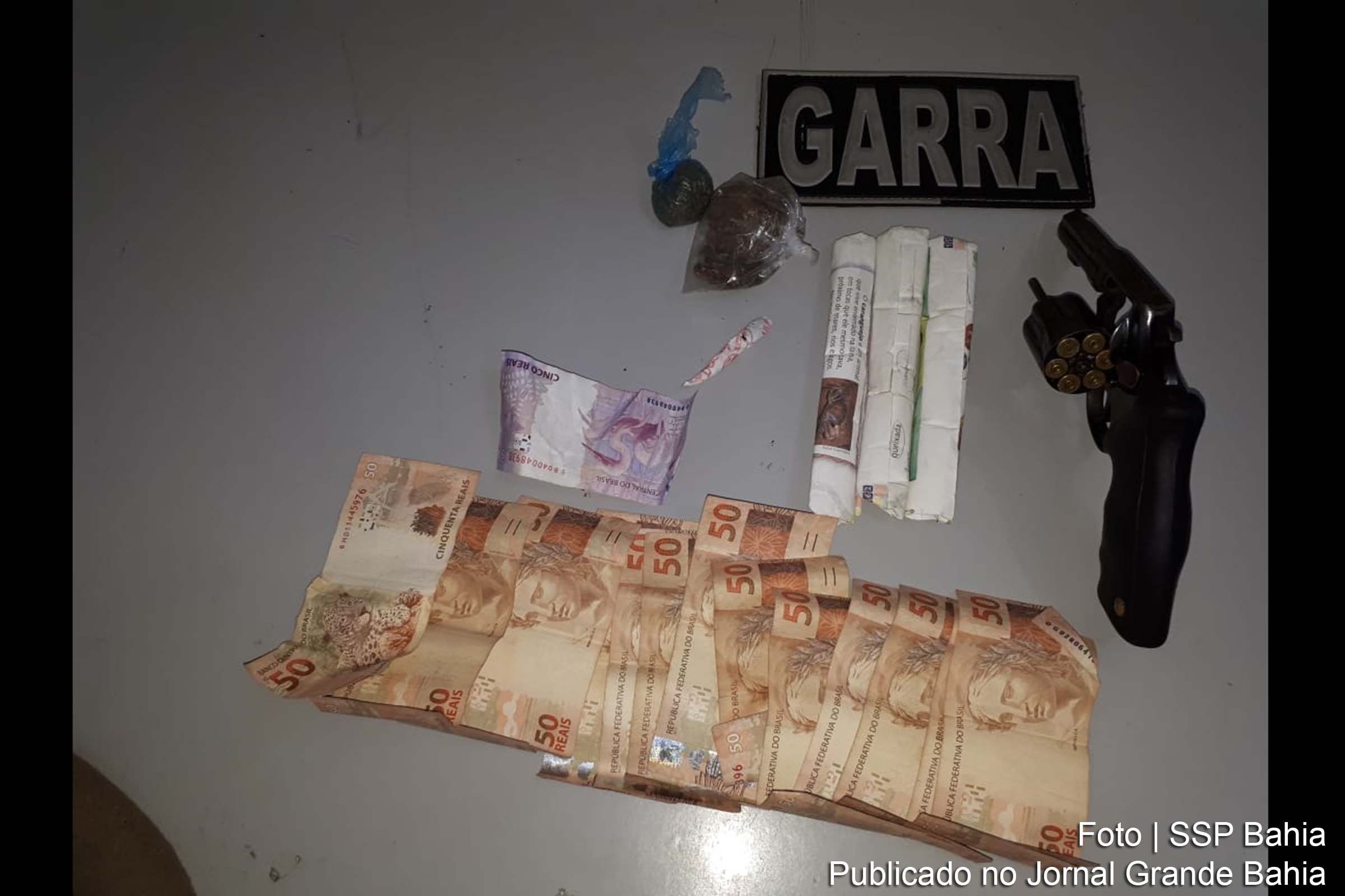 Salvador: drogas e arma são apreendidas pela Polícia Militar no Bairro Pau Miúdo