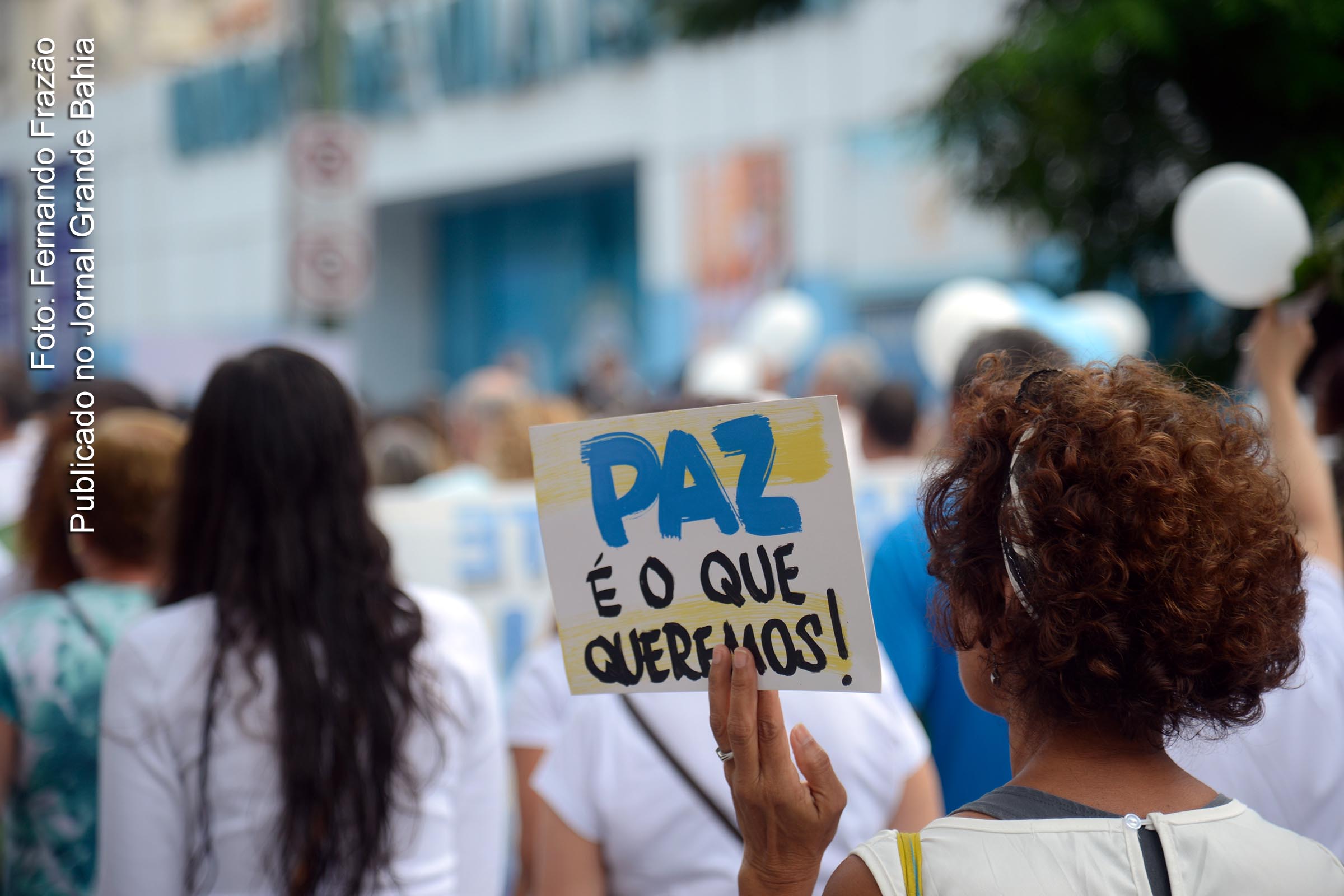 População clama por paz e direitos sociais.