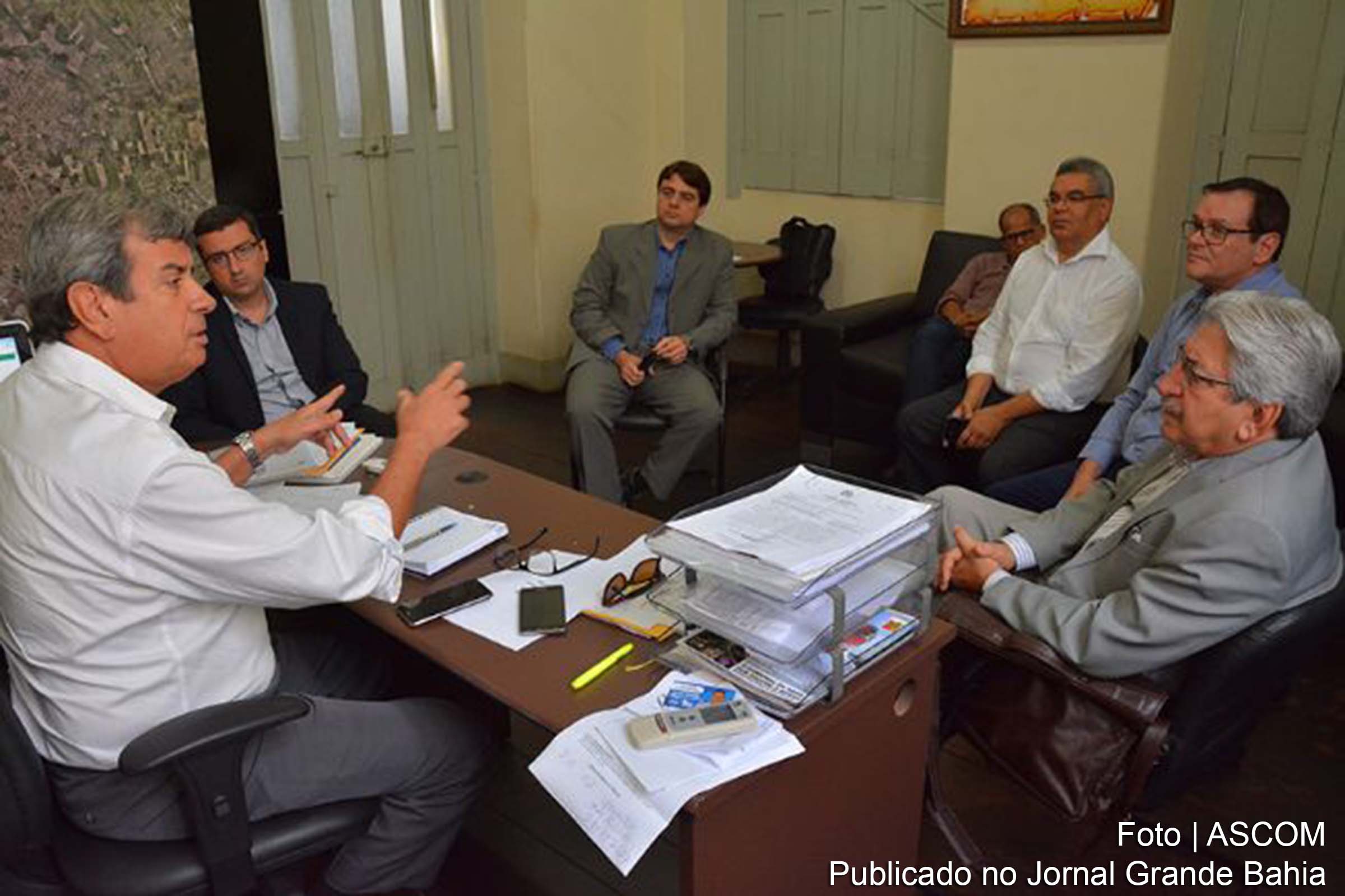 O prefeito Colbert Martins esteve reunido com o presidente da Superintendência de Desenvolvimento do Nordeste e com secretários para discutir sobre o Plano de Desenvolvimento Econômico de Feira de Santana.