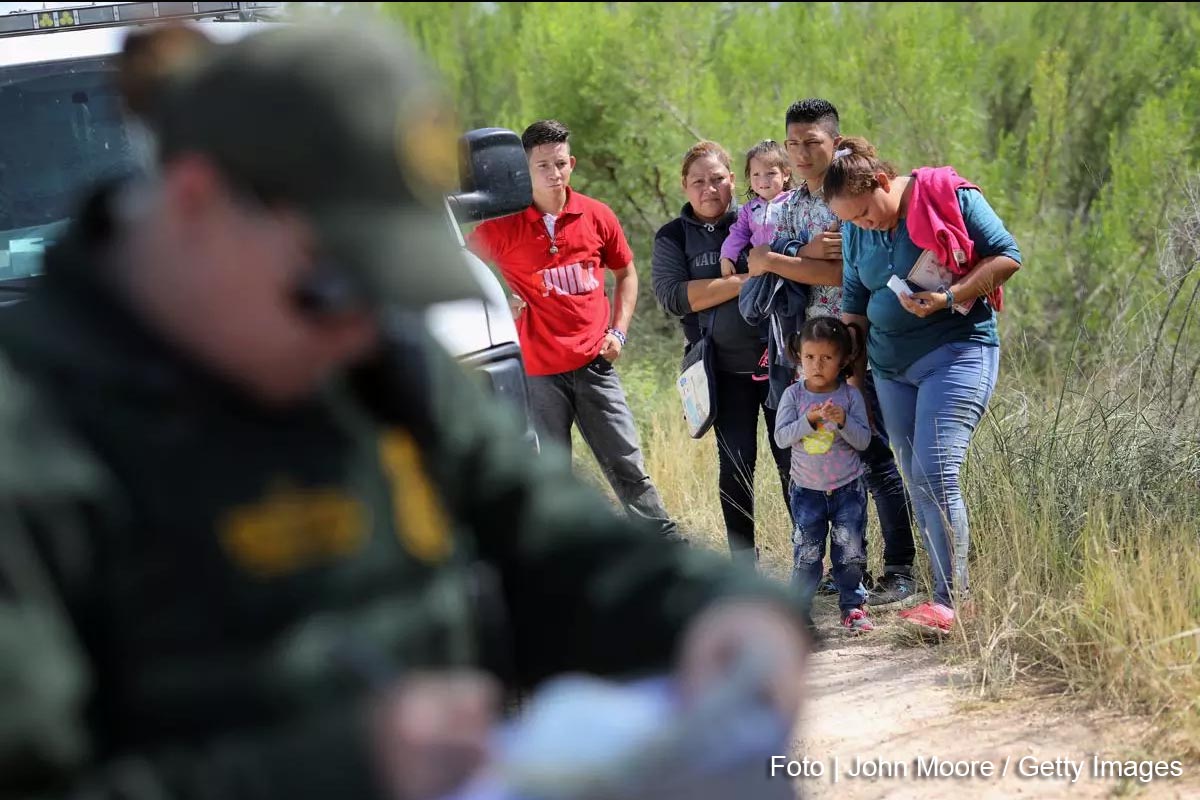 Os requerentes de asilo na América Central esperaram que agentes da Patrulha da Fronteira dos EUA levassem grupos sob custódia em 12 de junho perto de McAllen, no Texas. As famílias foram então enviadas para um centro de processamento da Alfândega e Proteção de Fronteiras dos EUA para possível separação.