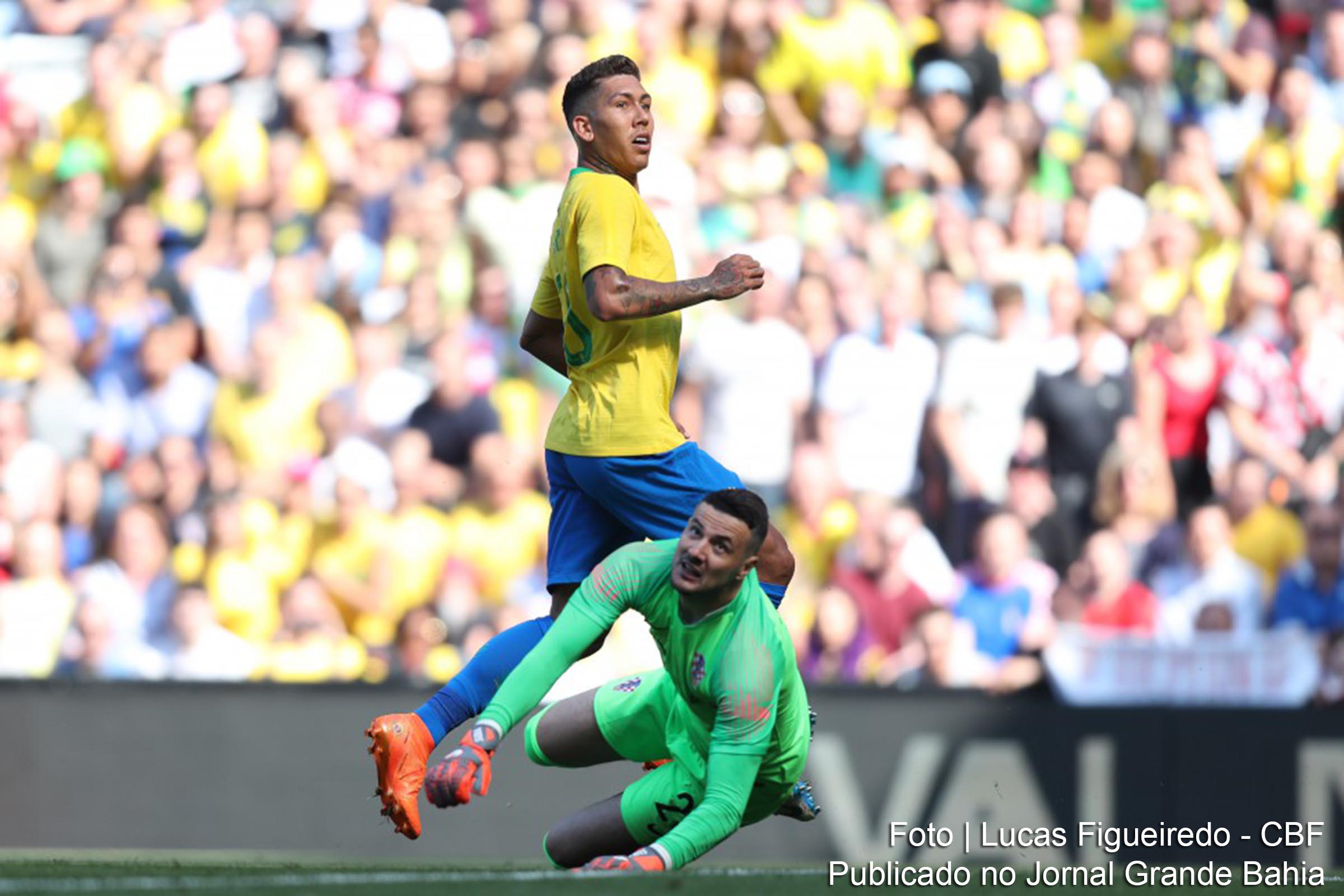 Aos 48 minutos, depois de tentar duas vezes, Roberto Firmino faz o segundo gol brasileiro.