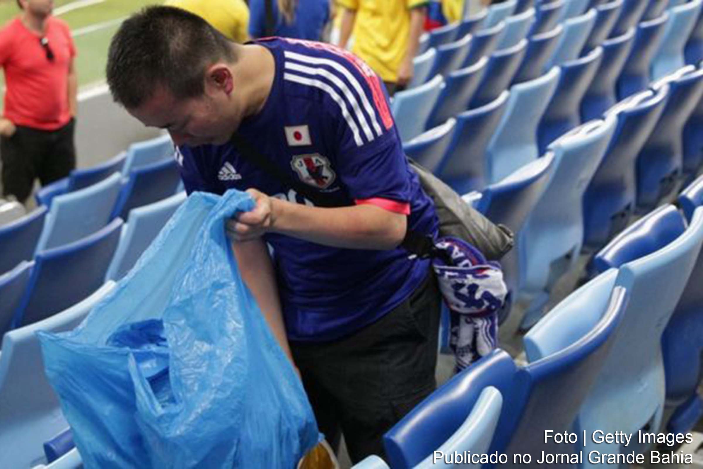 ‘Mania’ dos torcedores japoneses de recolher o lixo se espalha na Copa do Mundo Rússia 2018
