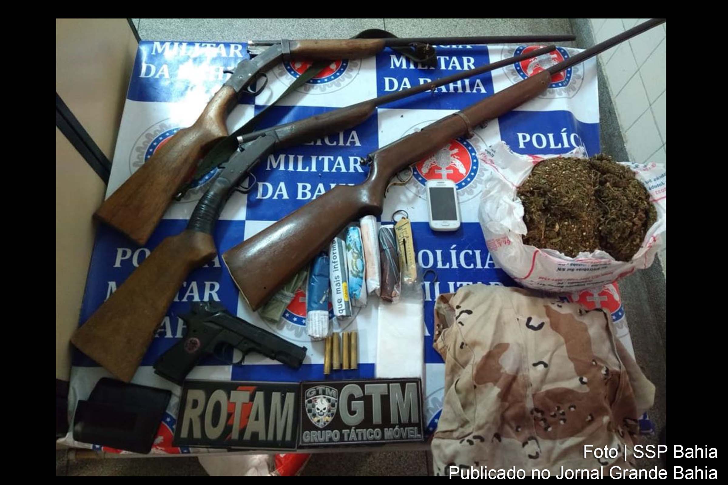 Três espingardas, um simulacro de pistola, mais de dois quilos de maconha, uma balança e celular.