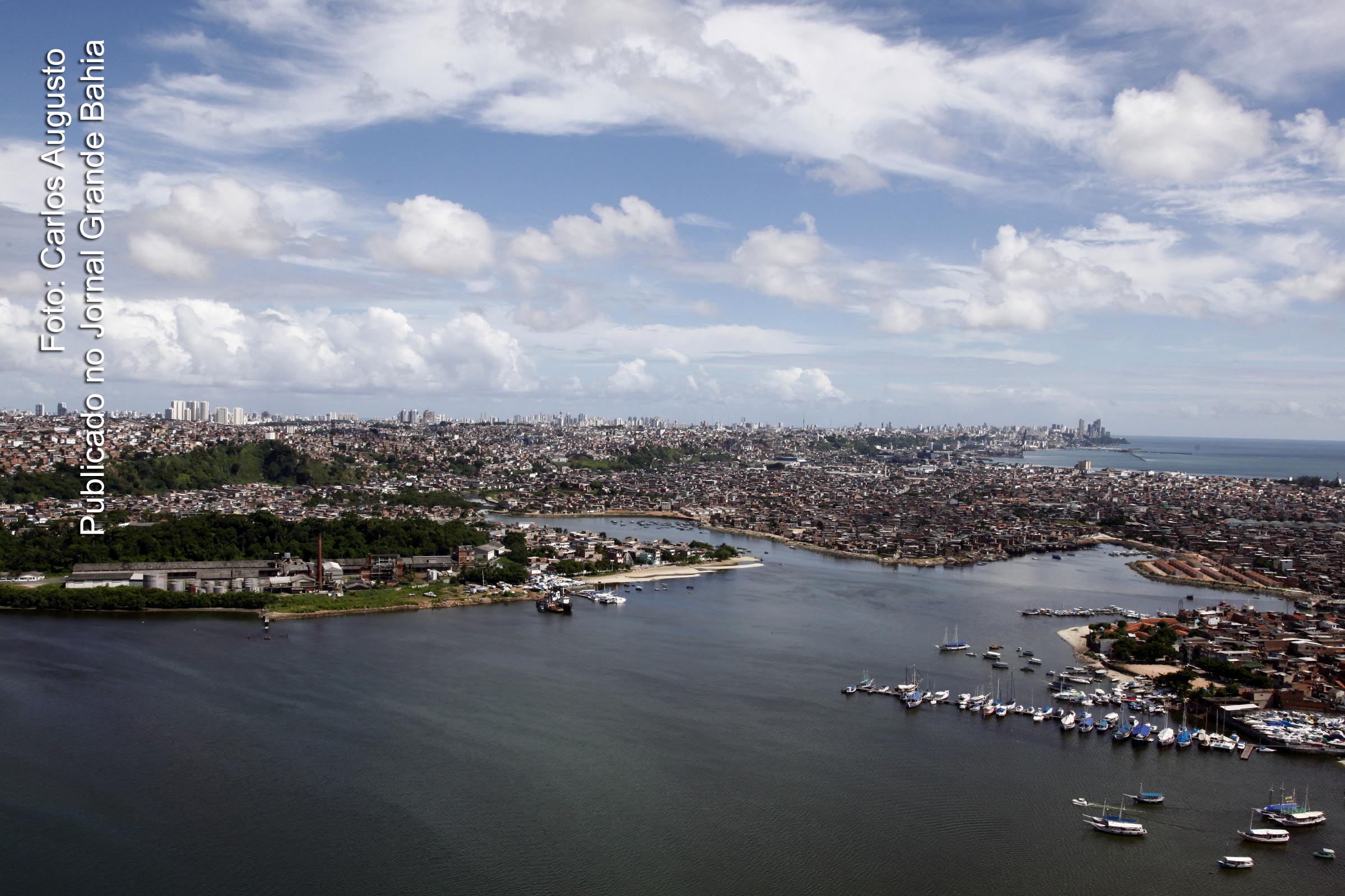 Vista aérea da Baía de Aratu, trecho do município de Salvador.