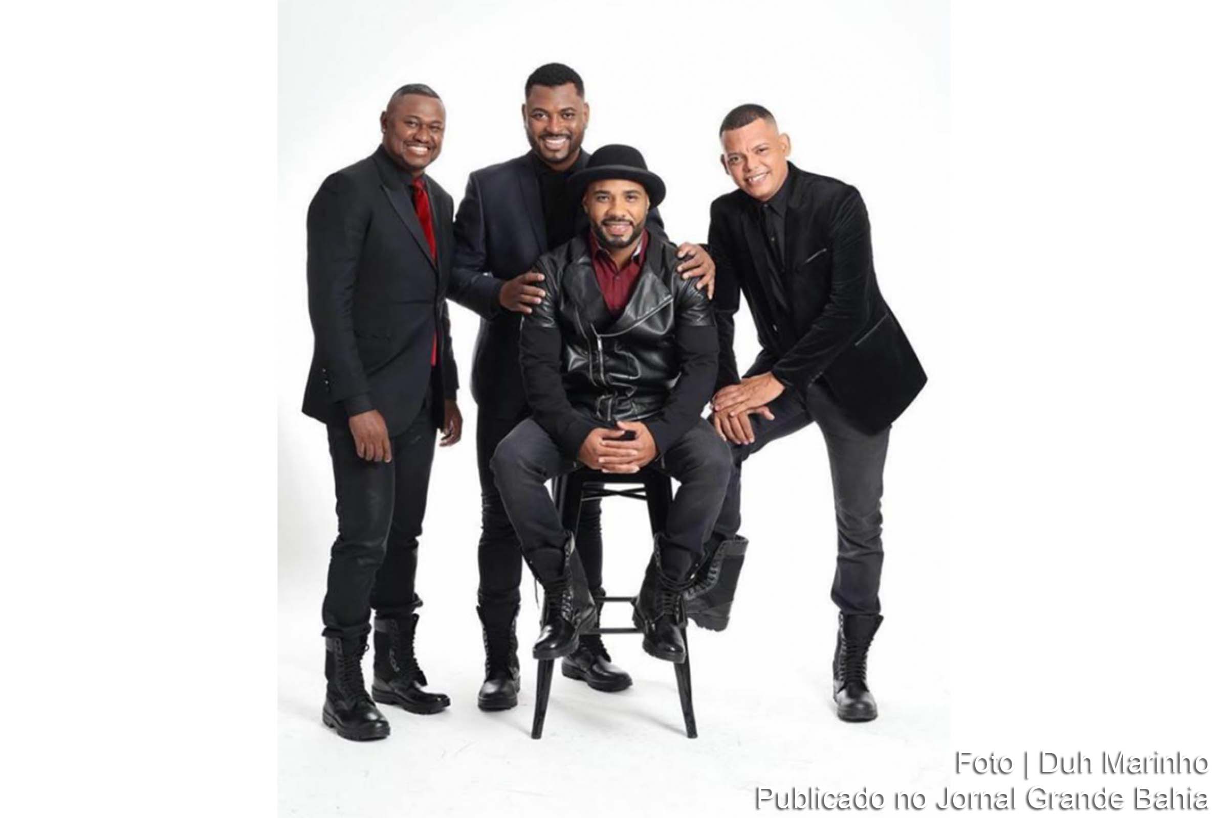 O Grupo de Samba 'Vou Pro Sereno' realiza apresentação na casa de shows Cais Dourado.
