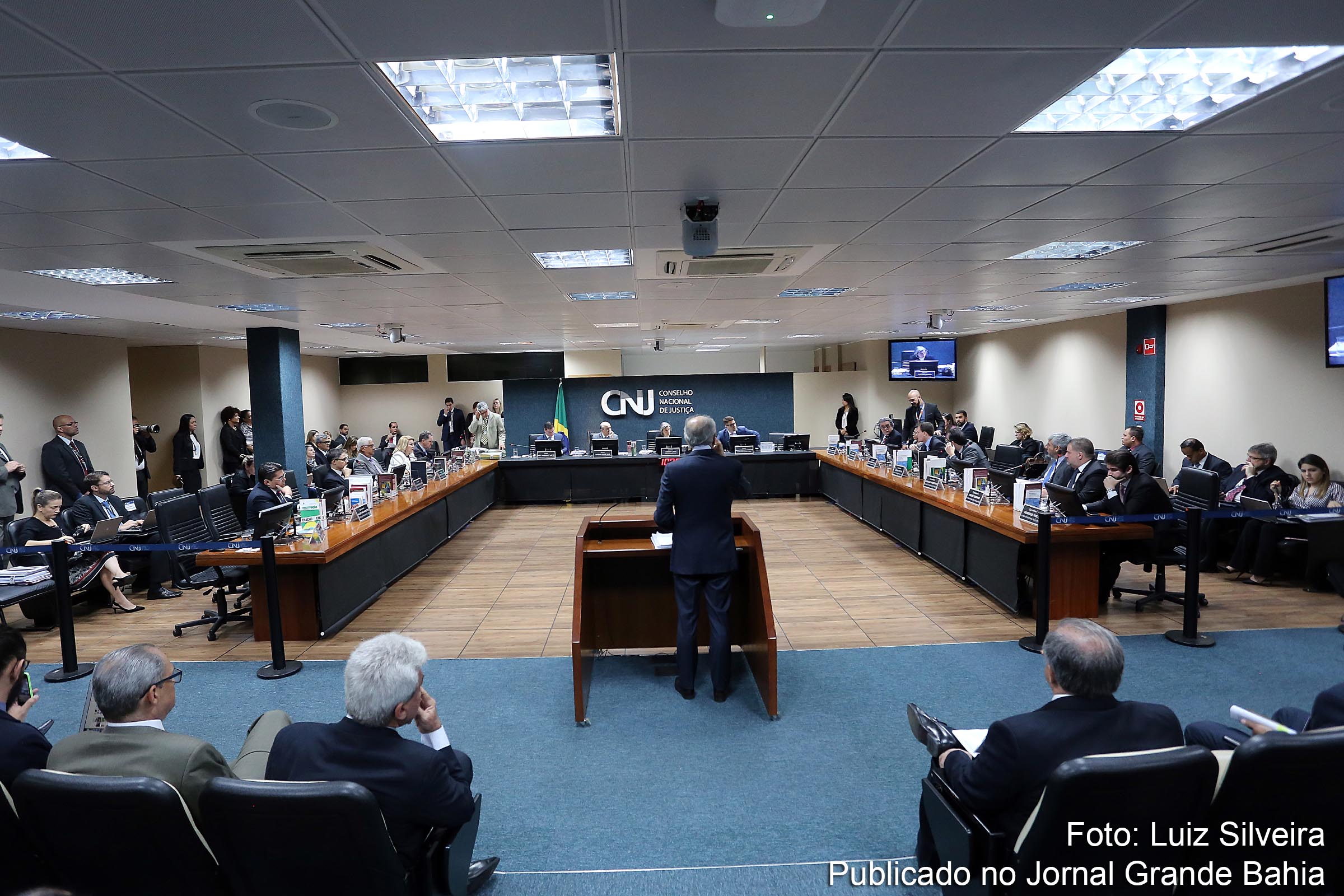 Membros do Ministério Público acionam CNJ contra desembargador Rogério Favreto; princípio da colegialidade é avocado e República das Bananas é instituída